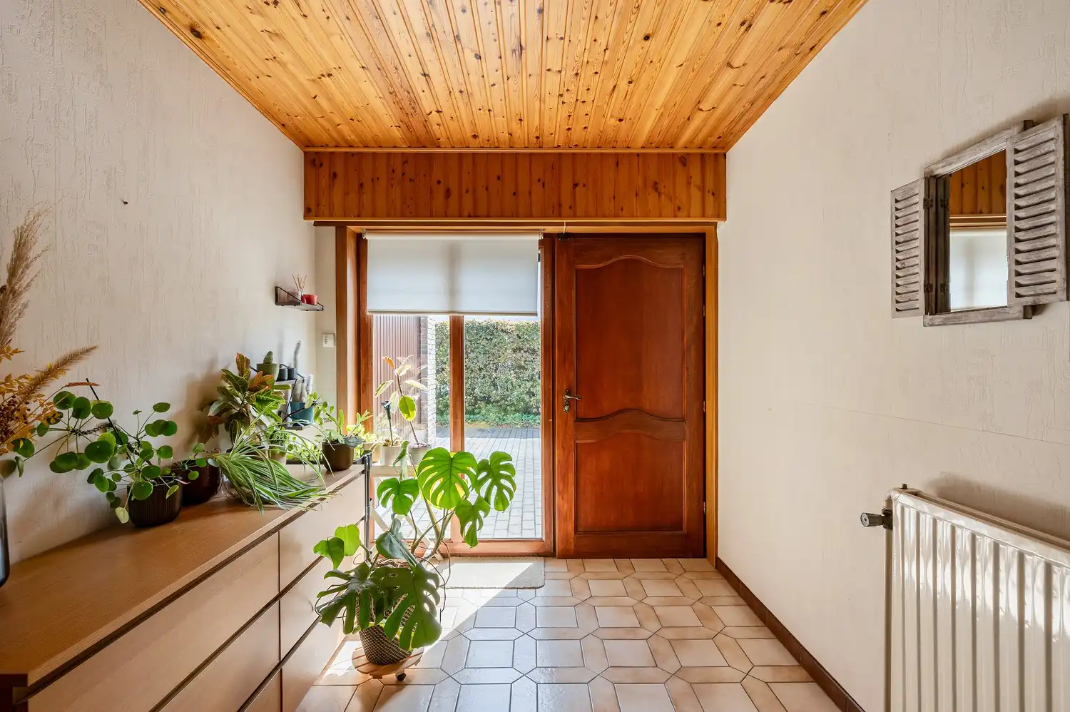 Instapklare open bebouwing op een ruim perceel van 1.185 m², landelijk gelegen met een prachtig vrij uitzicht aan de achterzijde. foto 6