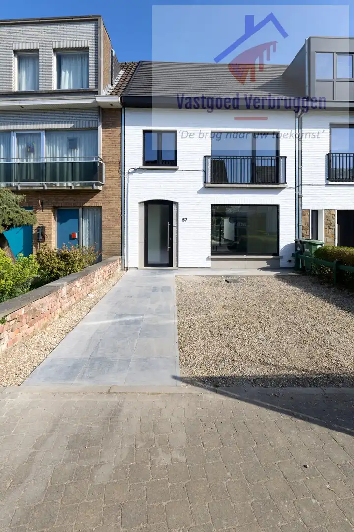 Volledig gerenoveerde woning met tuin en autostaanplaats op toplocatie foto 2