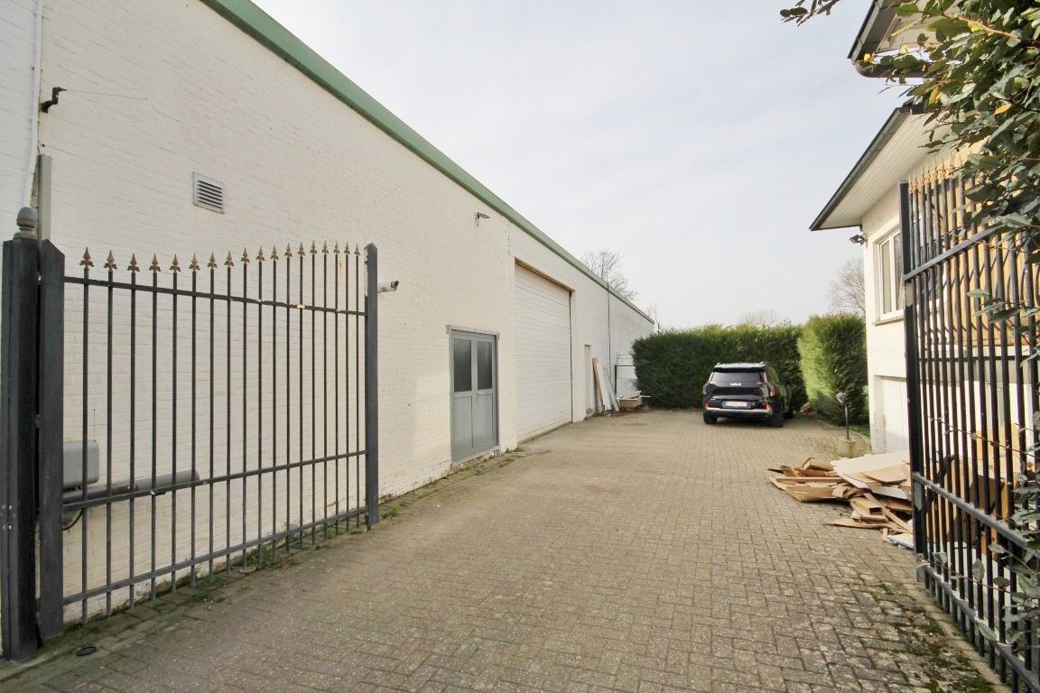 Ruim en functioneel magazijn op toplocatie in Sint-Truiden foto 8