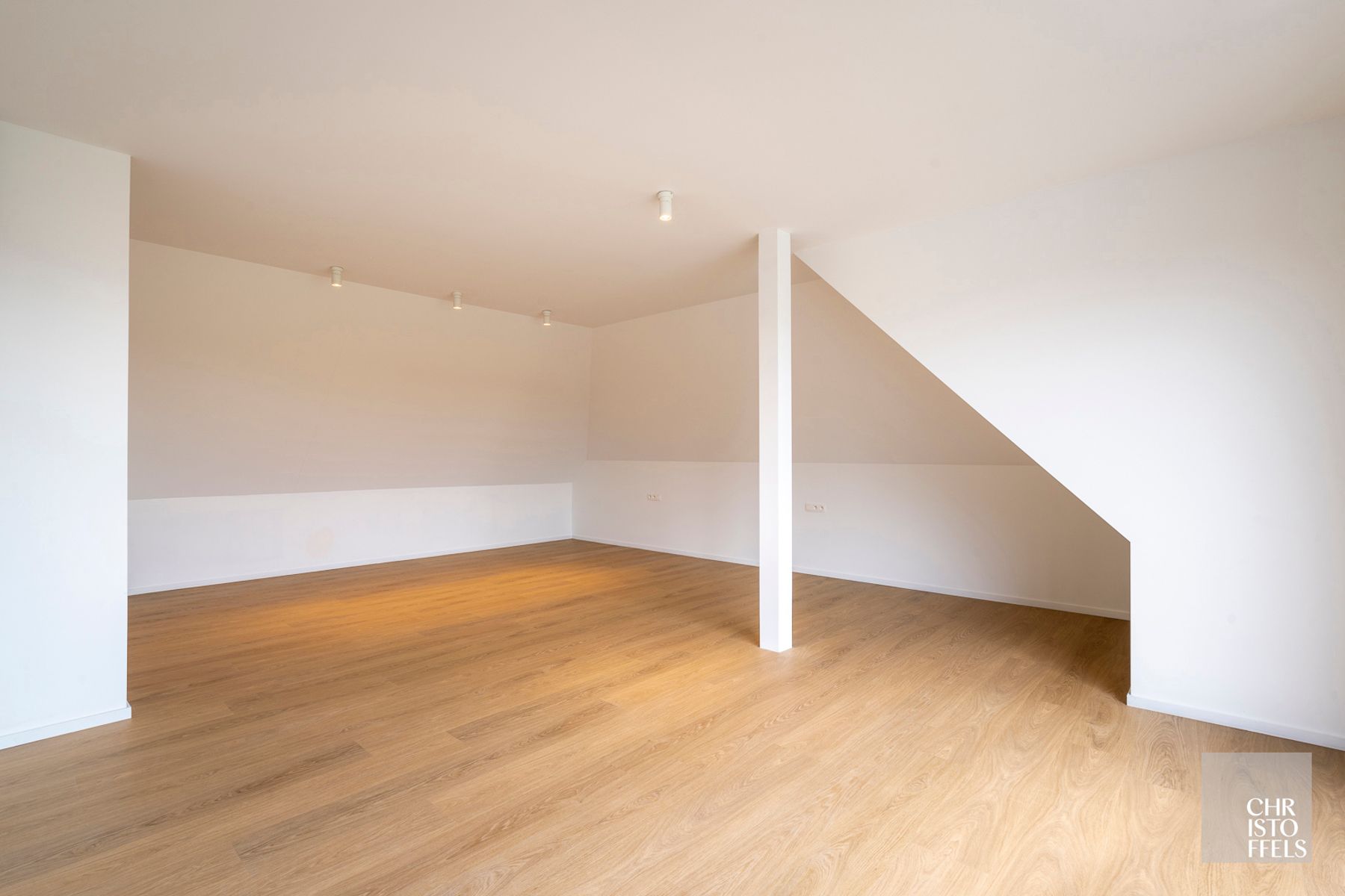 High-end gerenoveerde eigentijdse villa op een perceel van 4.379m² te Hasselt! foto 24