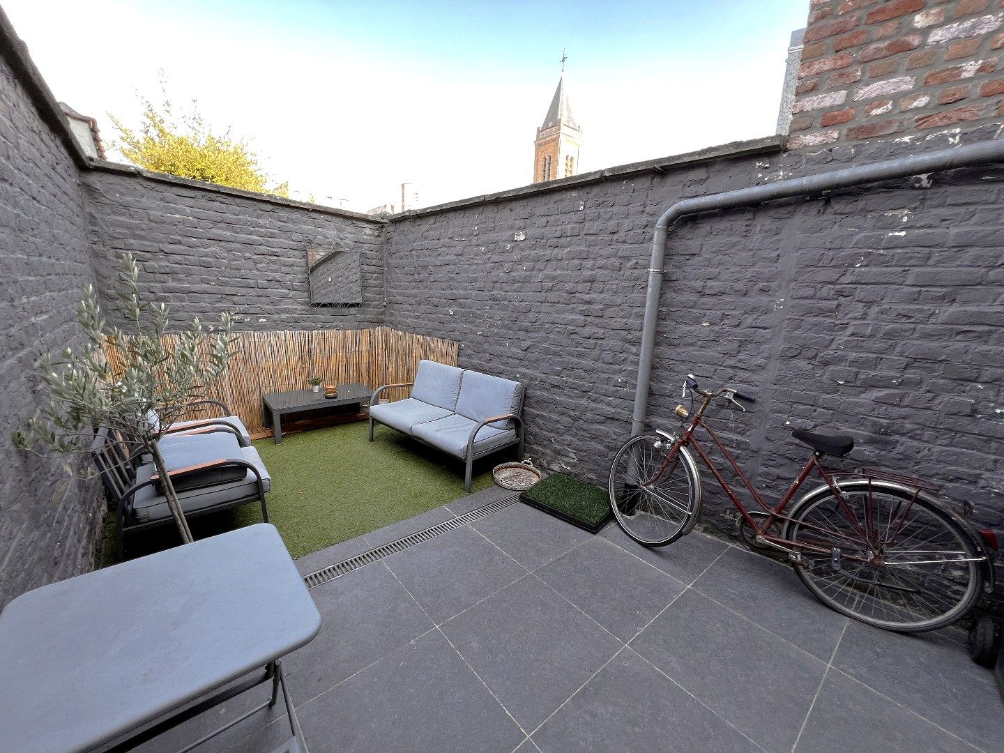 STIJLVOLLE BEL-ETAGE MET 1 SLAAPKAMER, TERRAS EN GARAGE IN CENTRUM IEPER foto 2