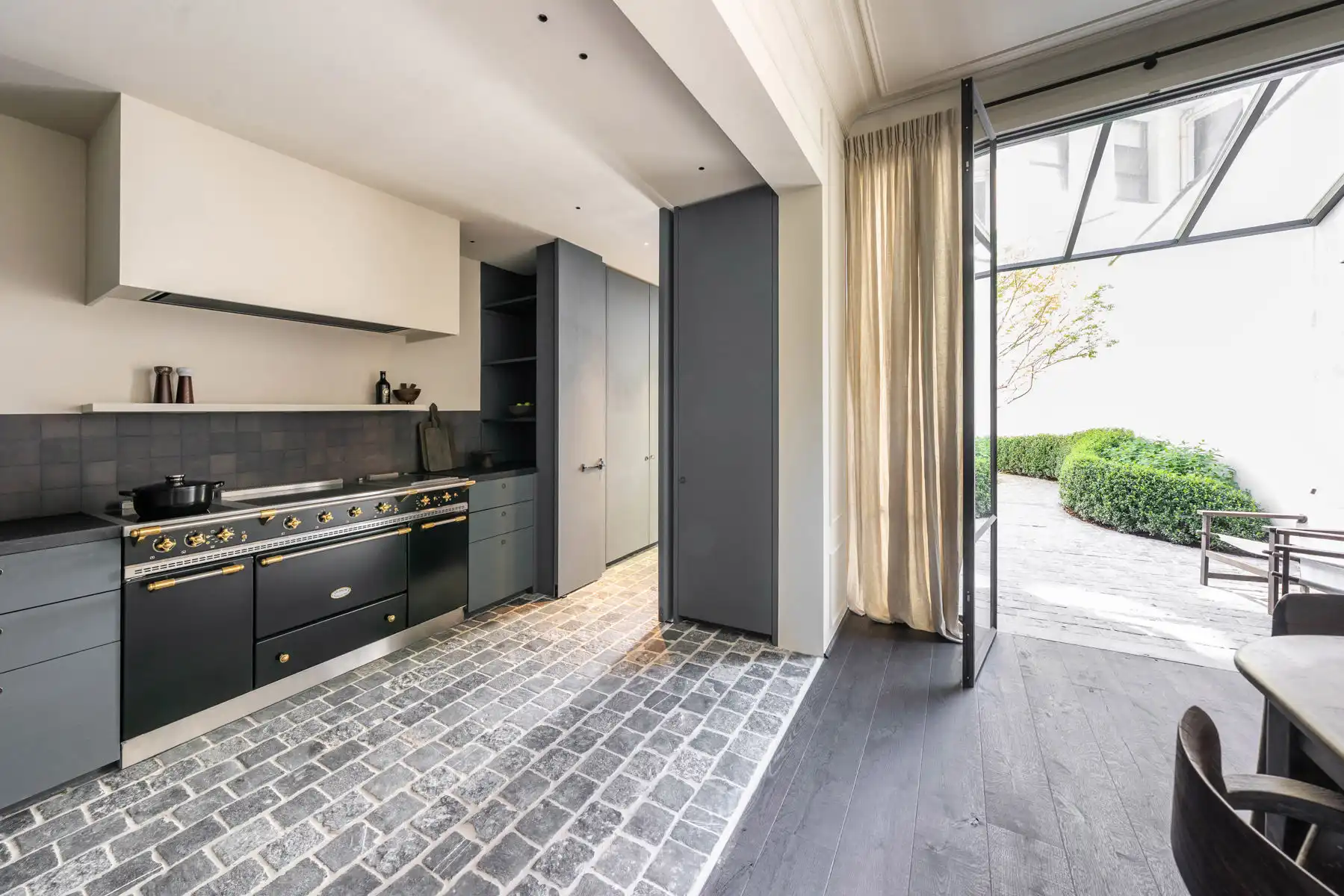 Stijlvol gerenoveerde herenwoning aan de voet van het KMSKA foto 6