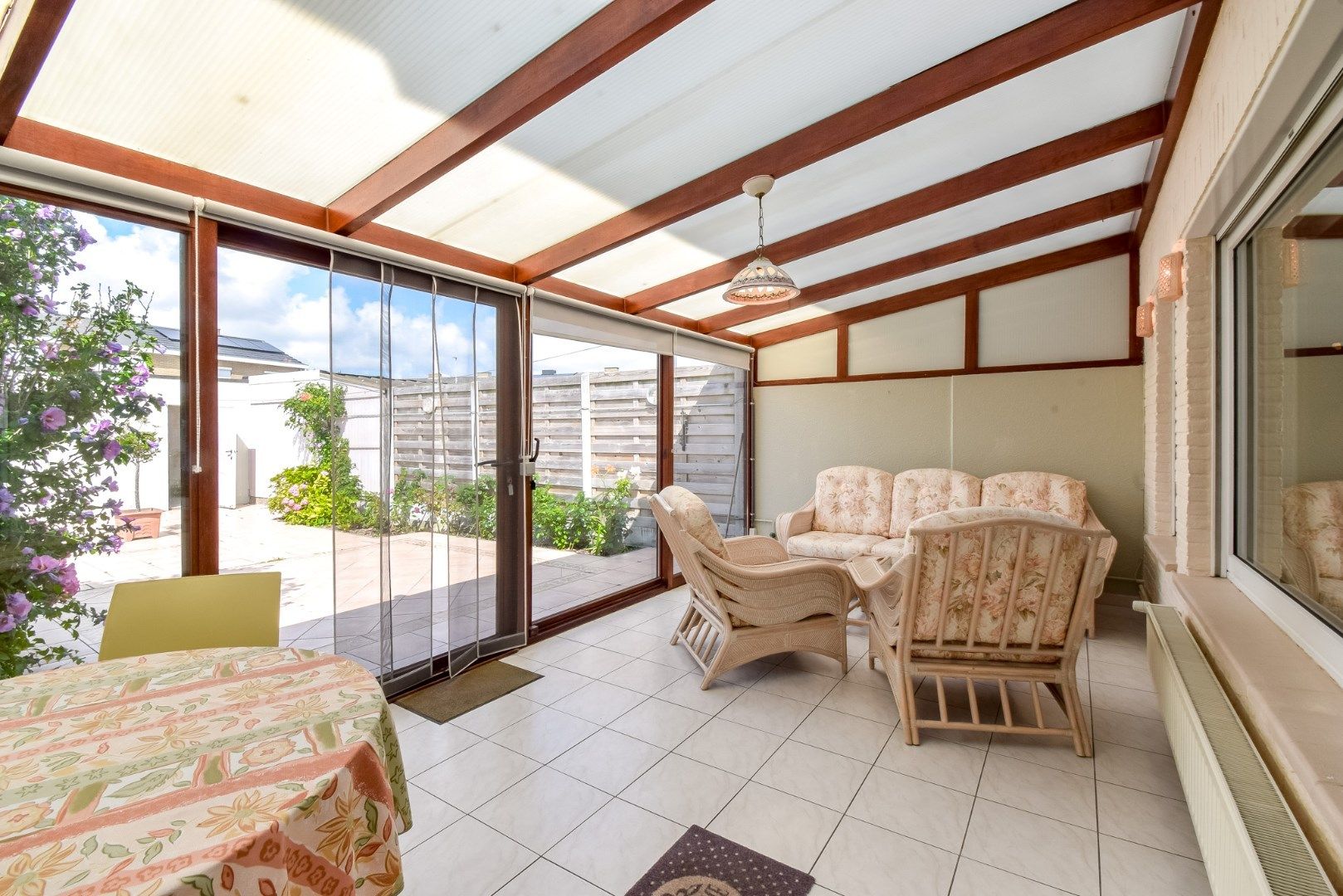 Charmante rijwoning met 3 slaapkamers en zonnige achtertuin in rustige woonwijk te Gistel foto 7