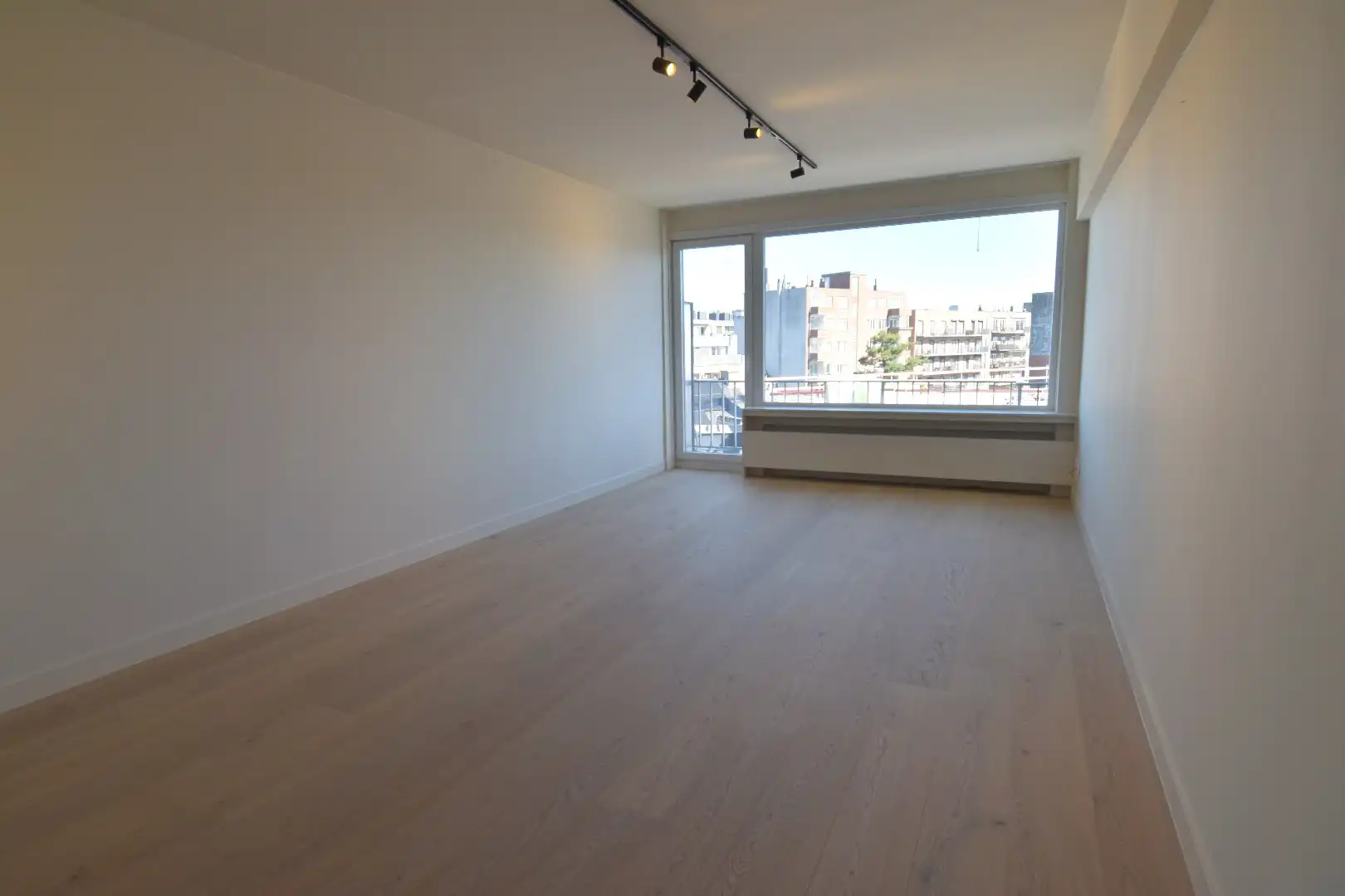 Gerenoveerd appartement met 2 slaapkamers en 2 terrassen foto 2