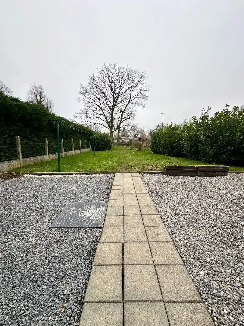 Halfopen woning met ruime tuin foto 21