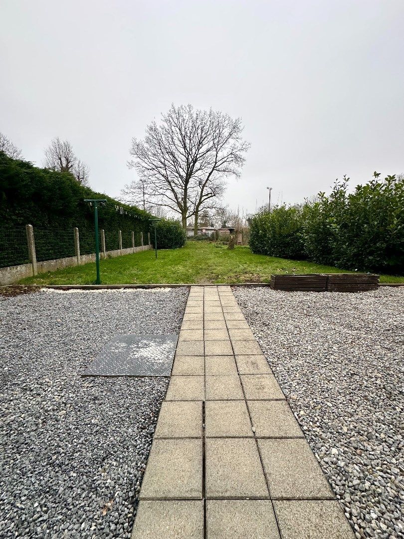 Halfopen woning met ruime tuin foto 21