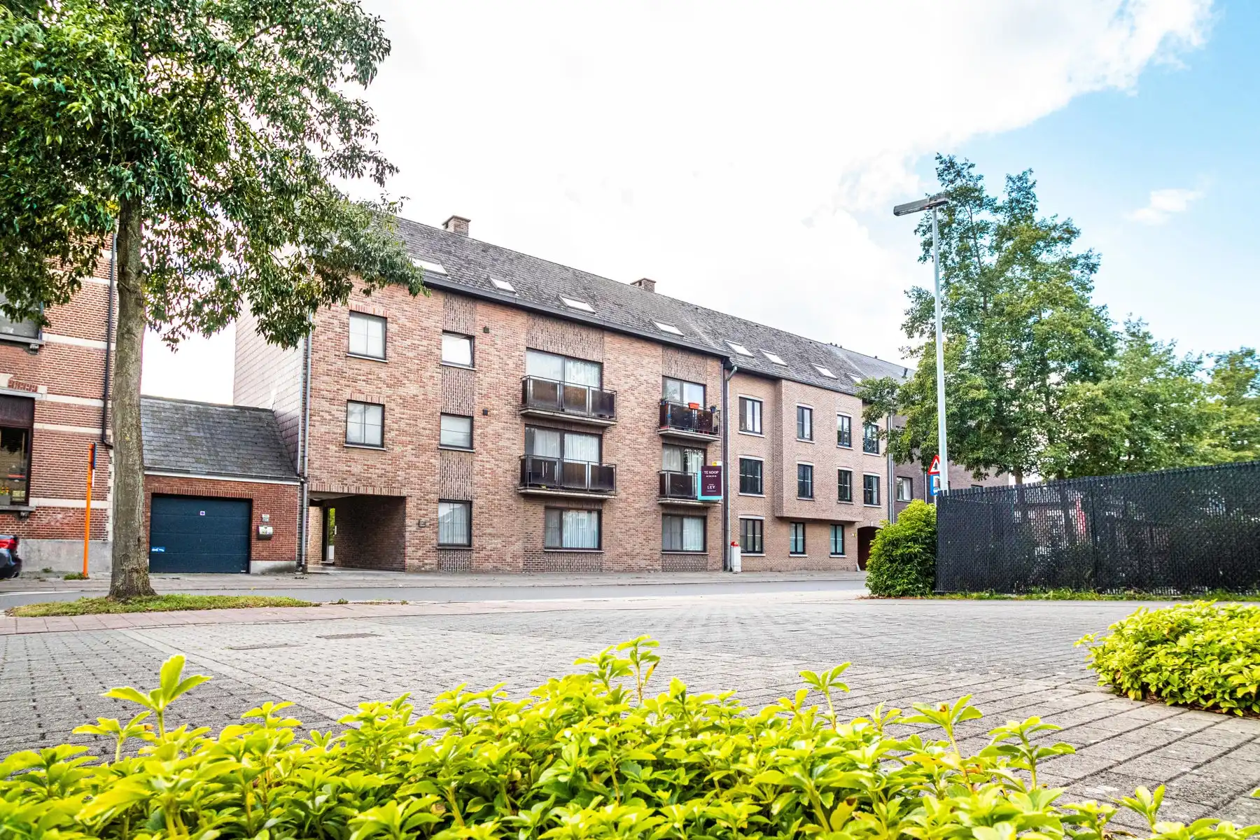 Ruim appartement met 2 slaapkamers, zonnig terras en garage foto 3