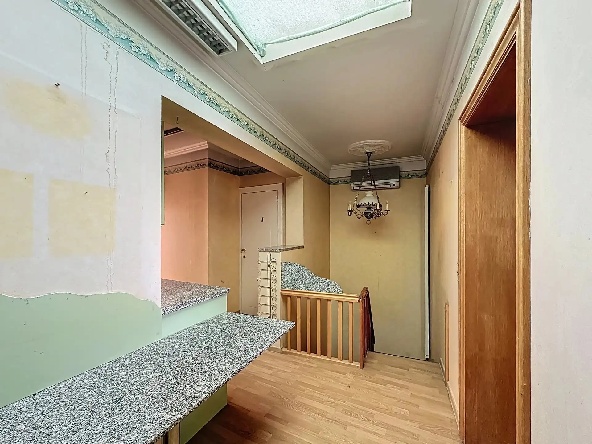 Handelspand met magazijn en bovengelegen appartement. foto 12