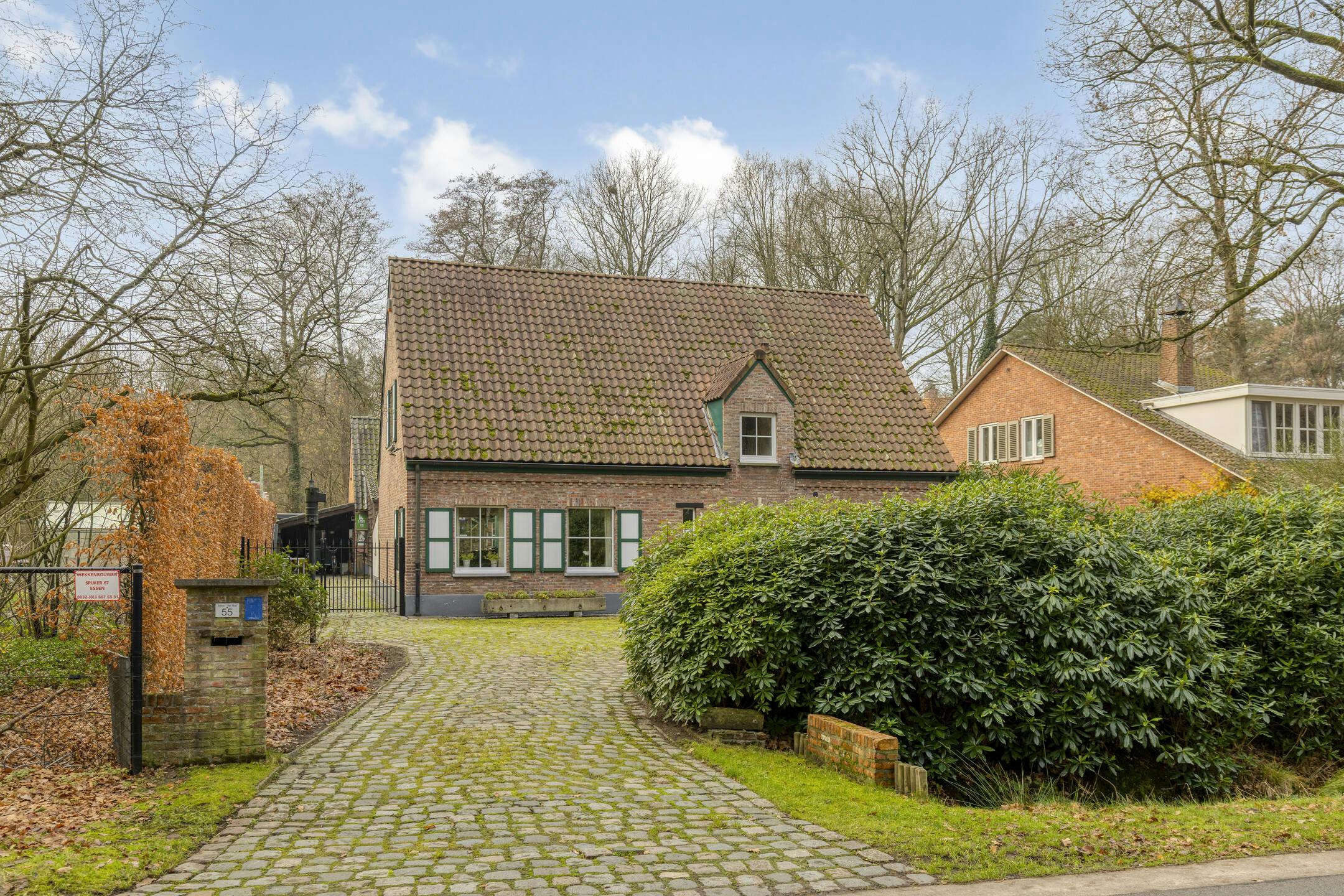 Charmante vrijstaande woning te koop te Kalmthout! foto {{pictureIndex}}