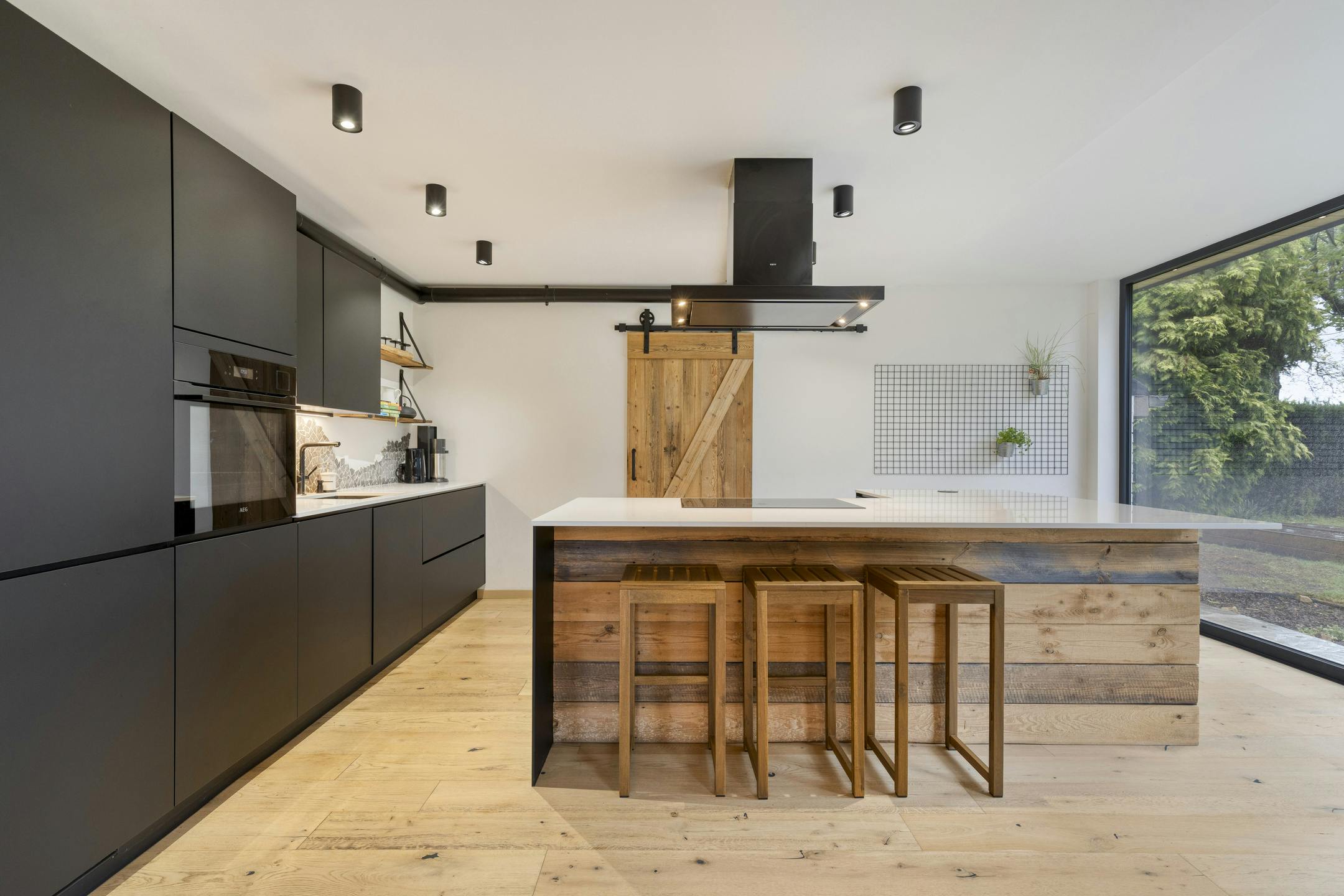 Ruime woning omgeven door groene tuin met 4 slaapkamers foto 7