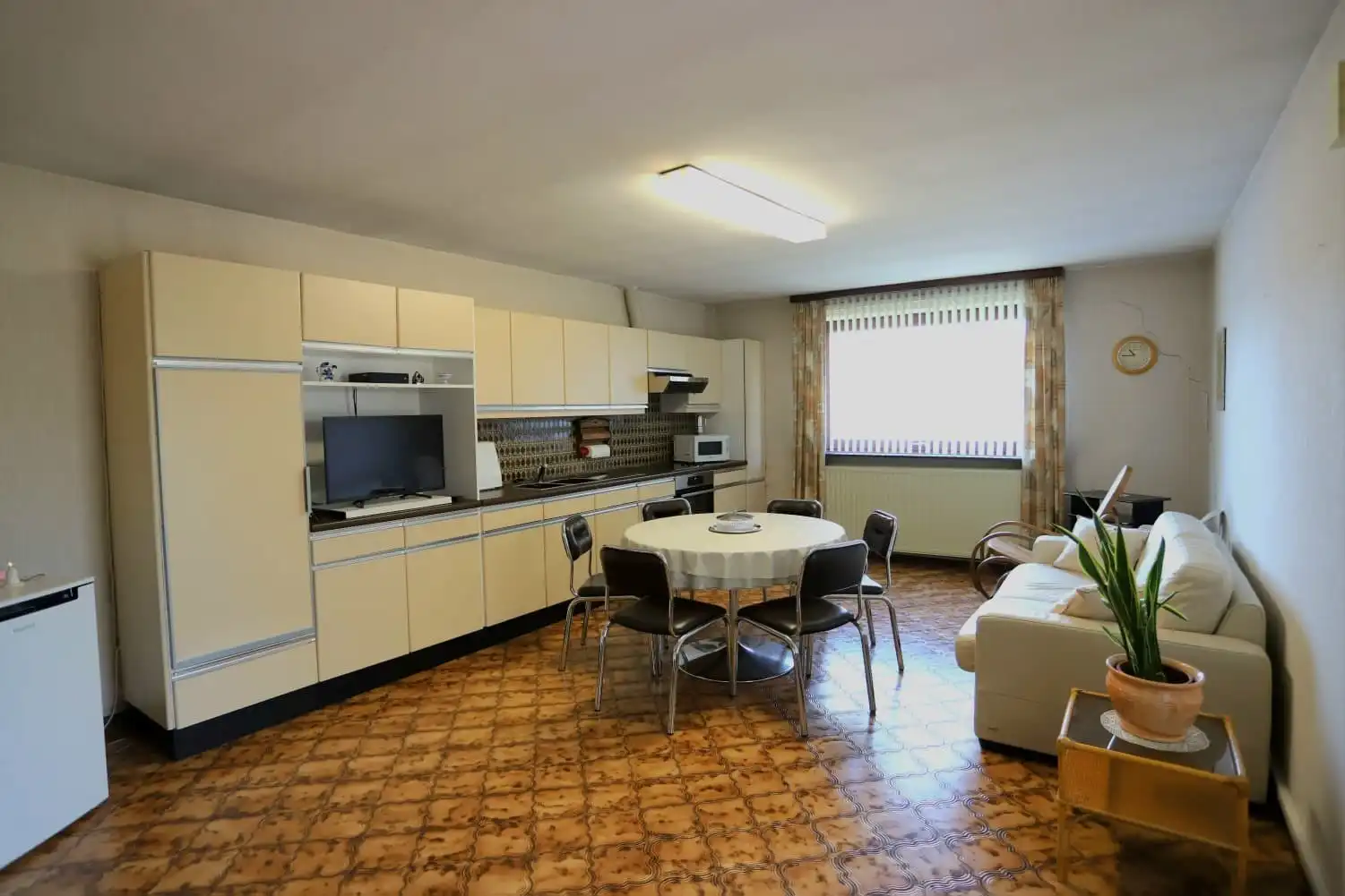 Halfopen gezinswoning met 3 slaapkamers en tuin in Genk foto 9