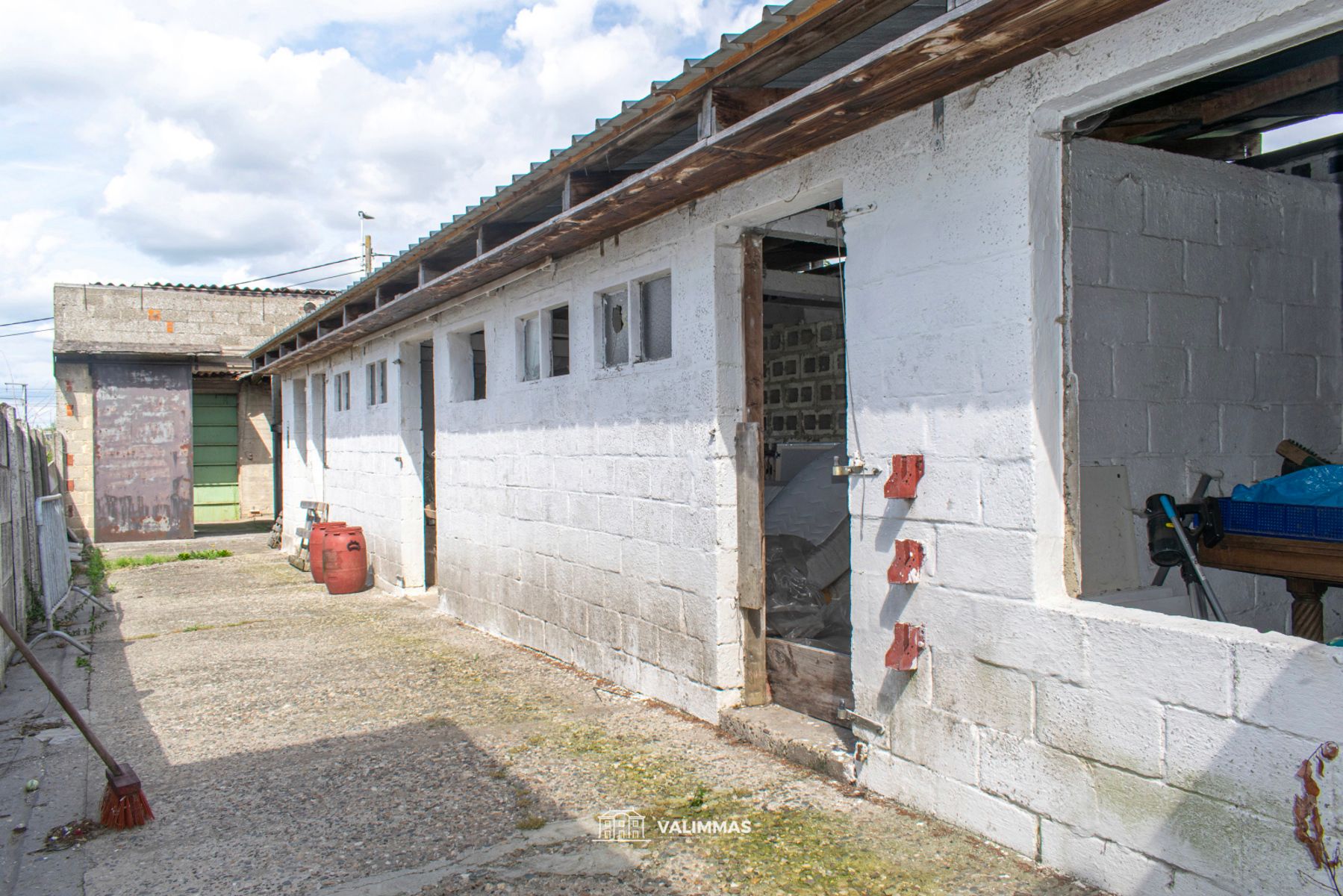 Ruime woning mt bijgebouwen & atelier (achteraan bereikbaar) foto 11