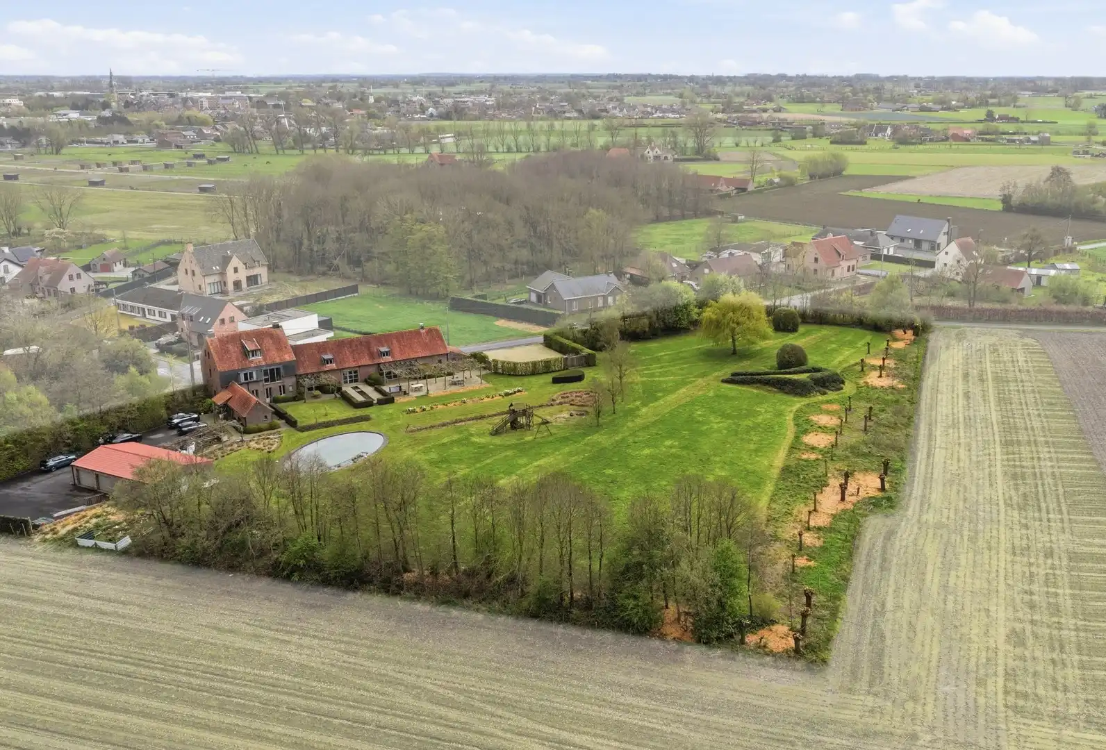 Ruime villa op een prachtig perceel van 11.110m² in groene omgeving! foto 4