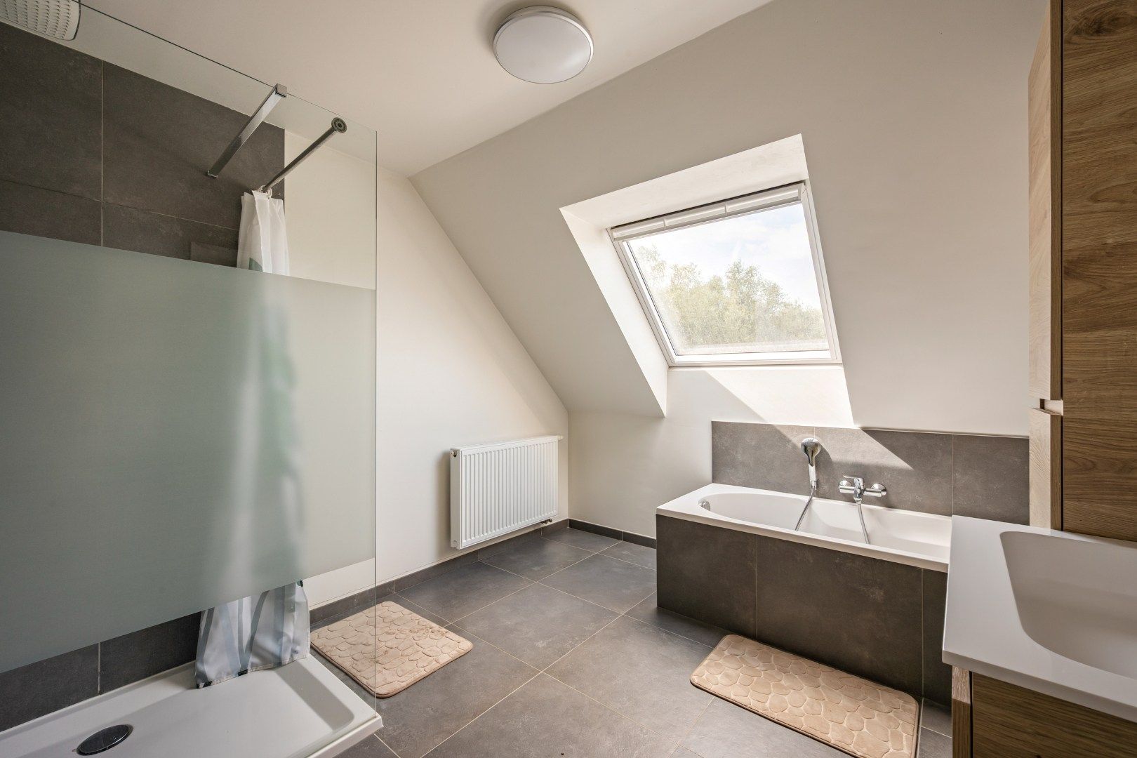 Recente halfopen woning met 4 slaapkamers en dubbele carport in Komen - Ten Brielen foto 12