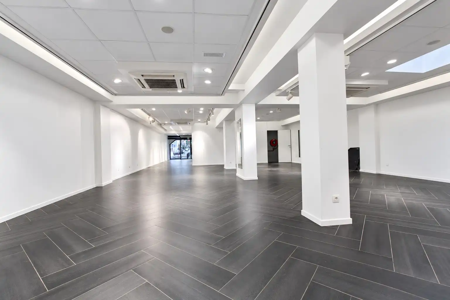 Breed instapklaar handelspand 320 te huur Knokke  foto 6