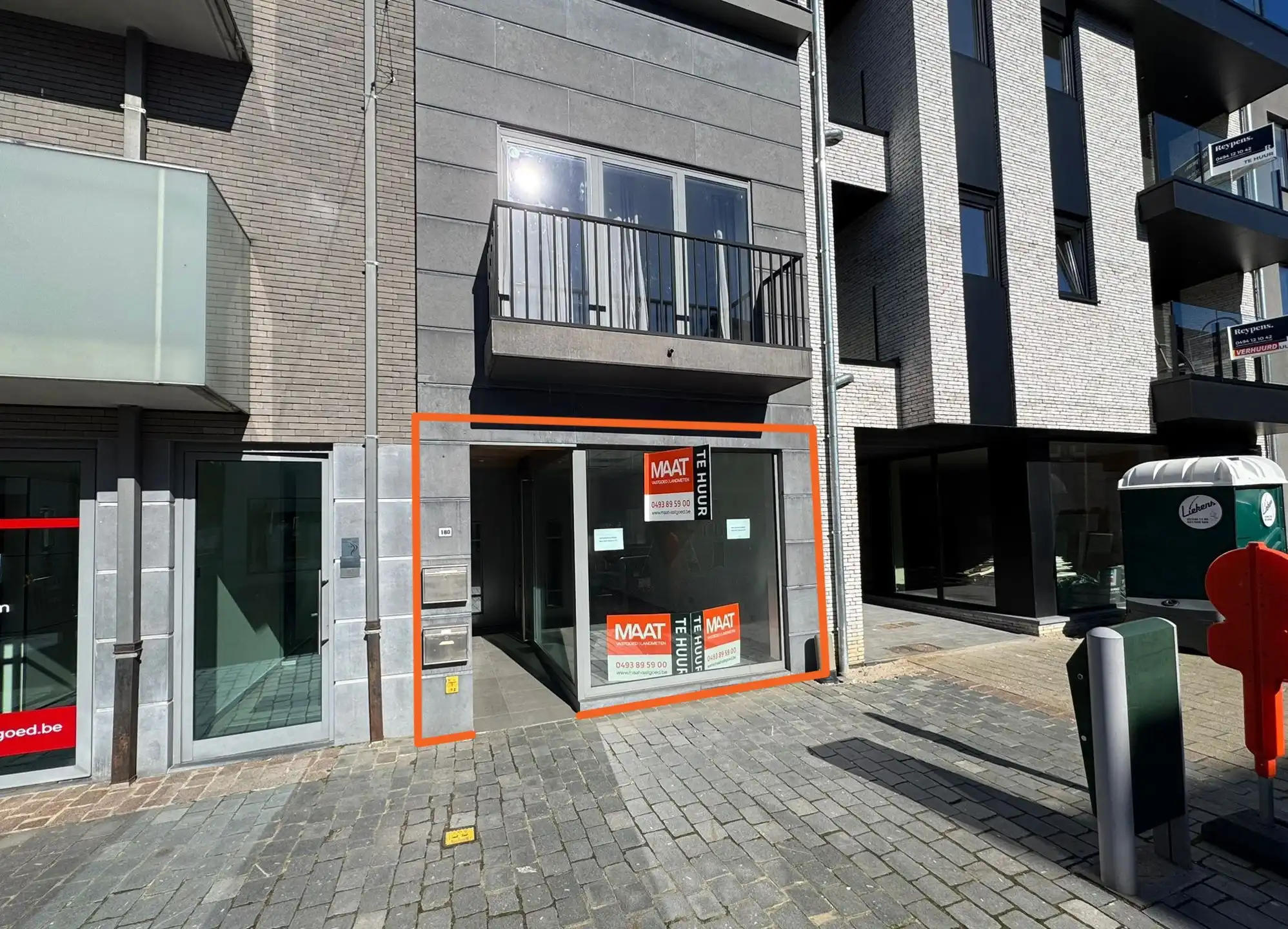 Commerciële ruimte in hoofdstraat foto {{pictureIndex}}