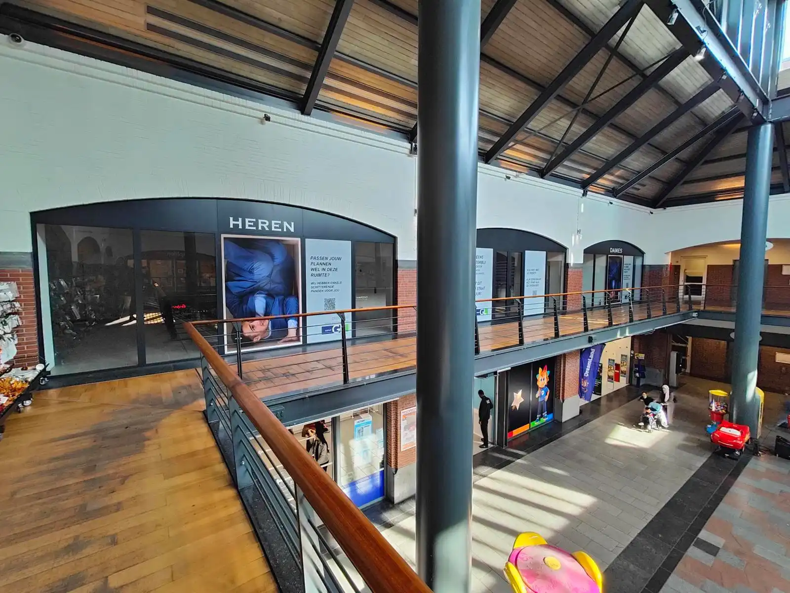 Shopping Center den Tir foto 2