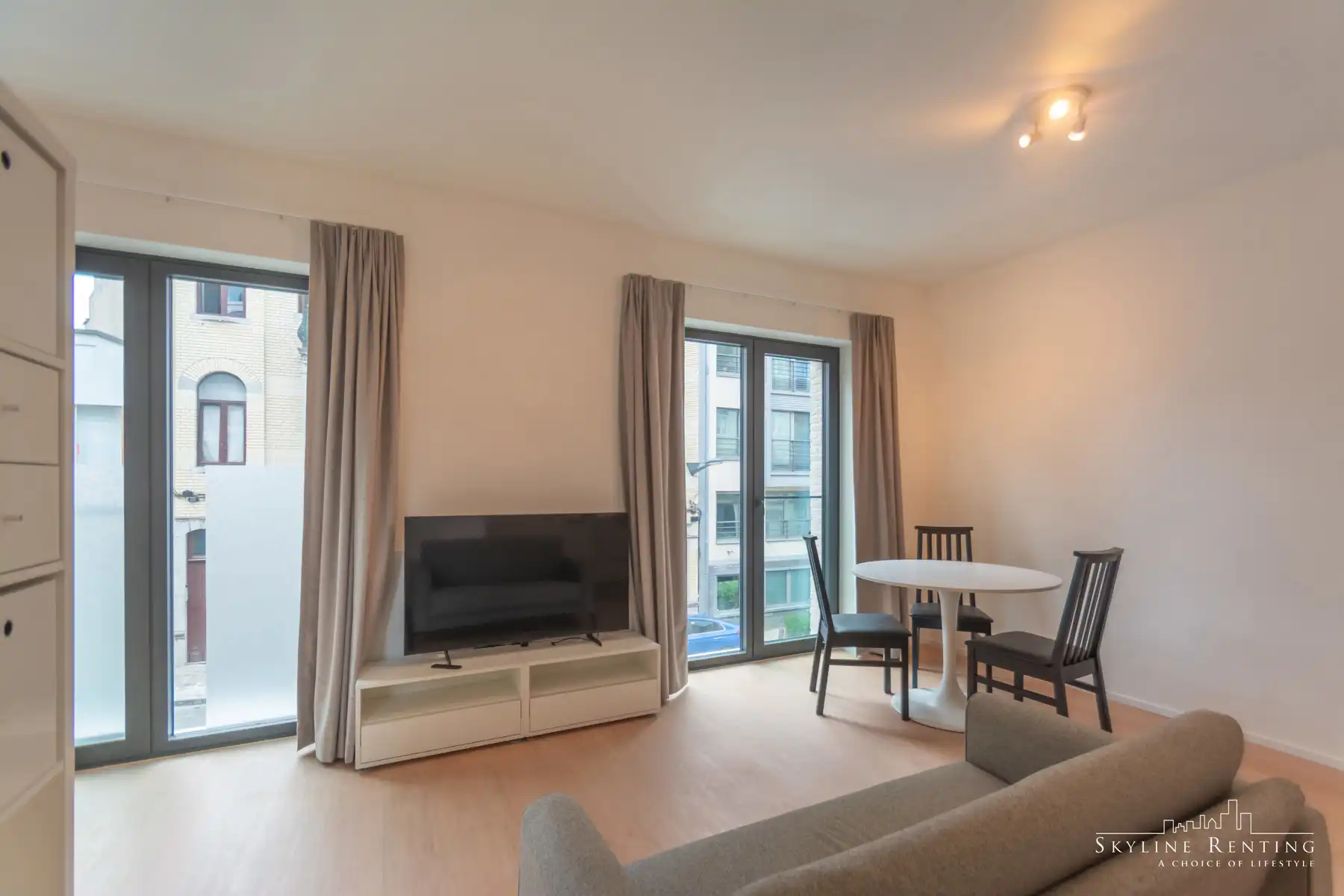 Prachtig nieuwe gemeubelde studio foto 2