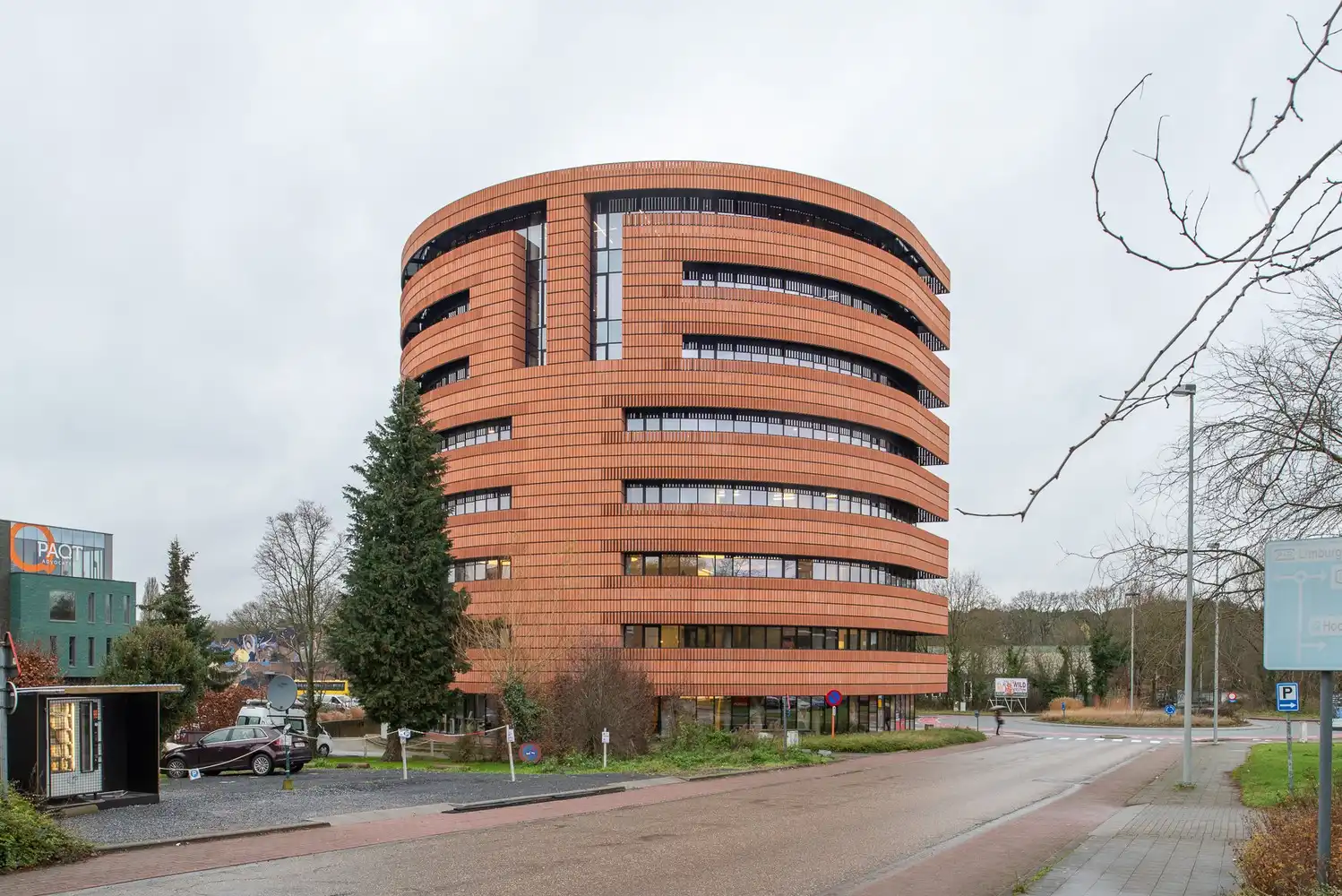 Kantoor op een toplocatie: Modern, ruim en inspirerend in het iconische Botta-gebouw! foto {{pictureIndex}}