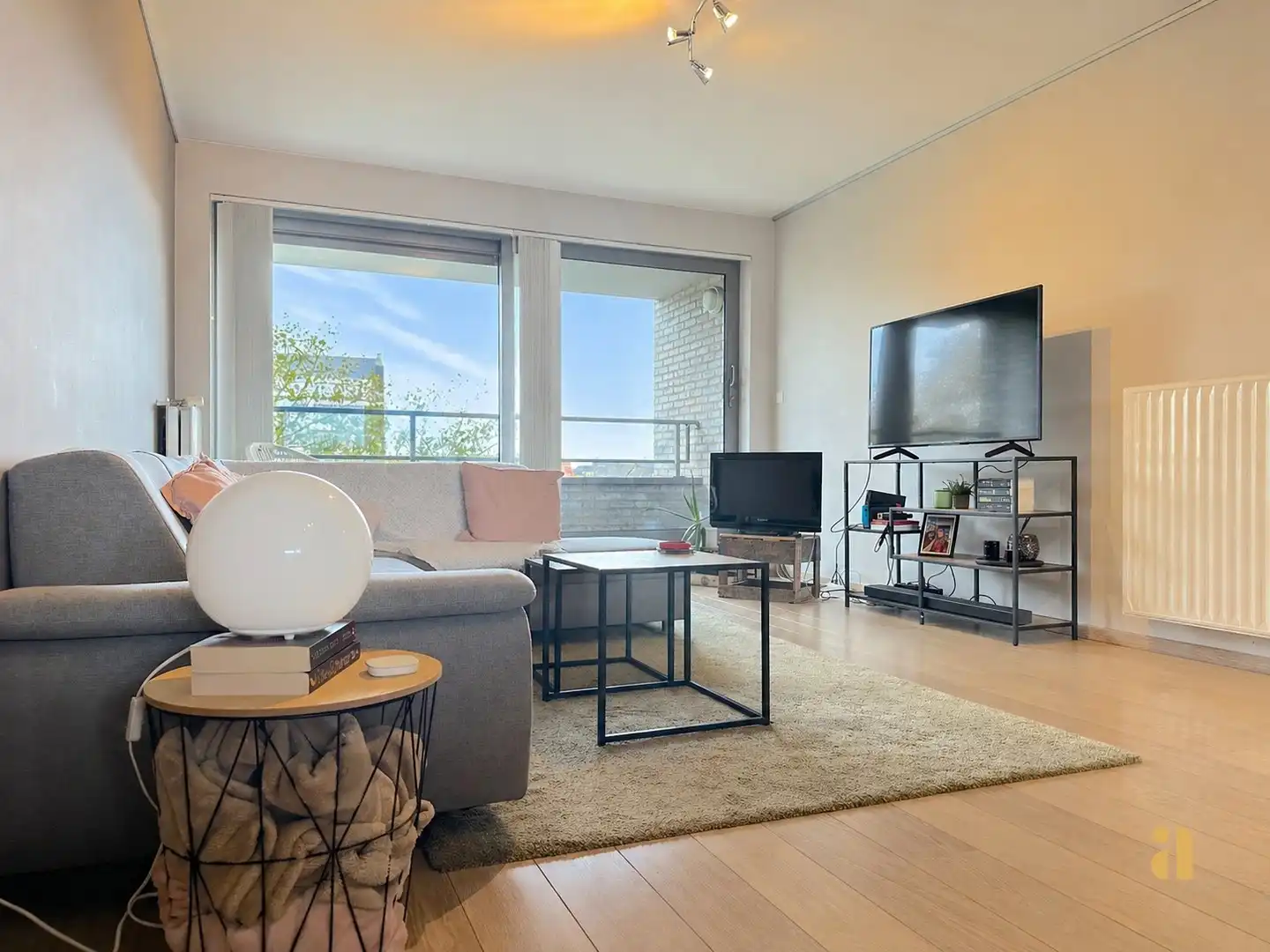 Zon, ruimte & torens: dit lichtrijke appartement heeft het allemaal! foto 10