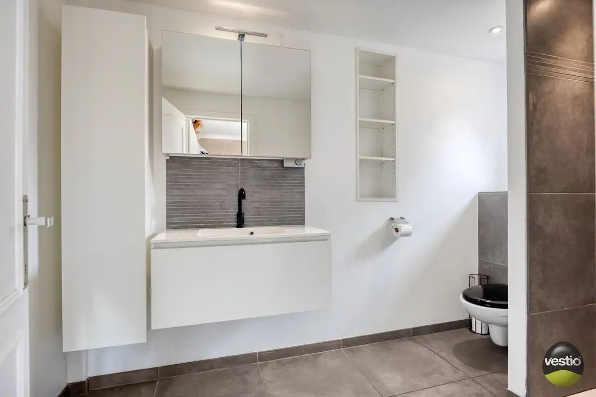 HALF VRIJSTAANDE WONING MET 4SLPK TE EIGENBILZEN. foto 9