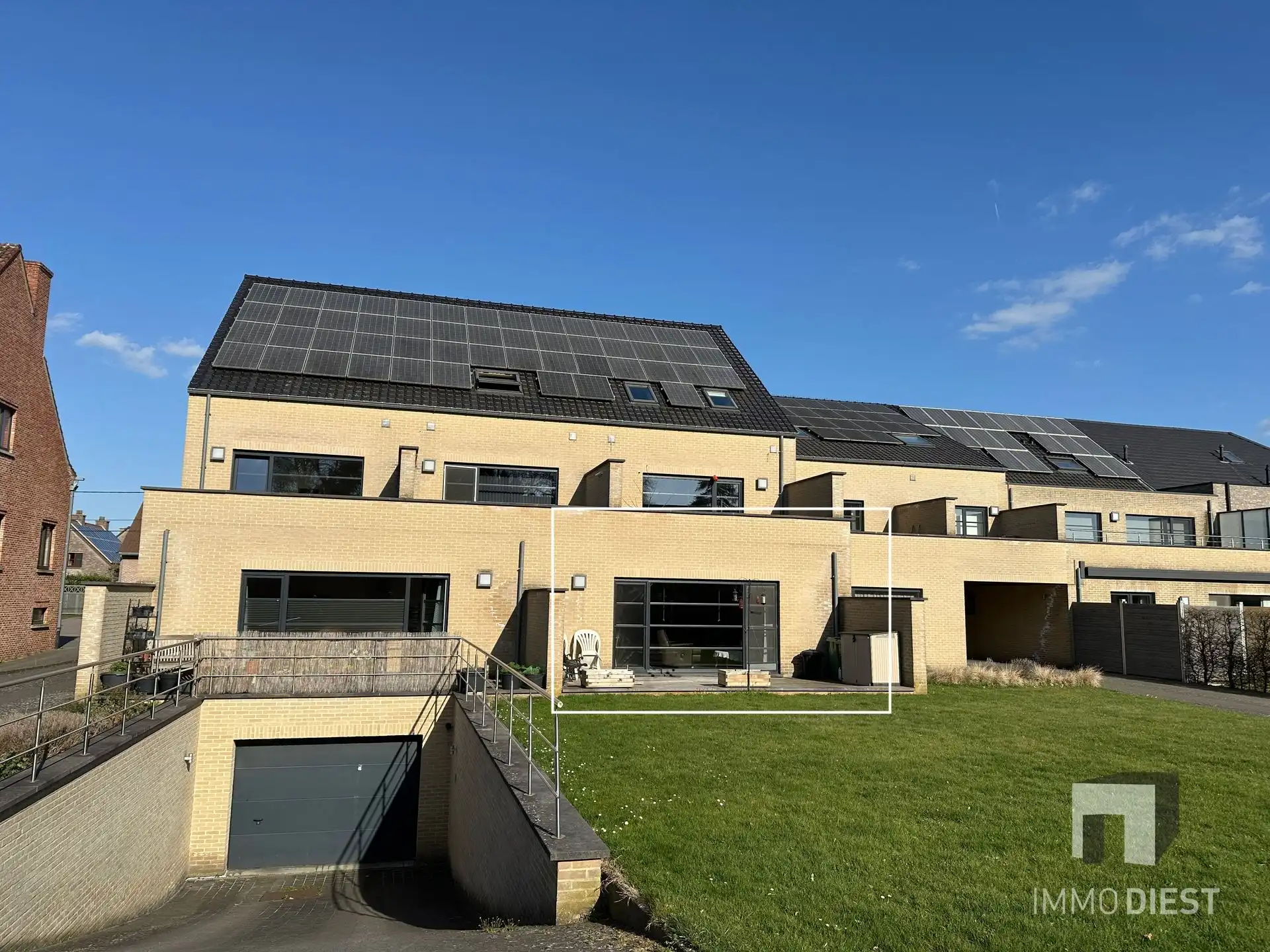 Gelijkvloers appartement met 2 slaapkamers en ruim terras foto {{pictureIndex}}