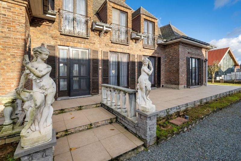 Standingvolle, te renoveren villa met 4 slaapkamers, garages + extra wooneenheid of magazijn achteraan foto 6