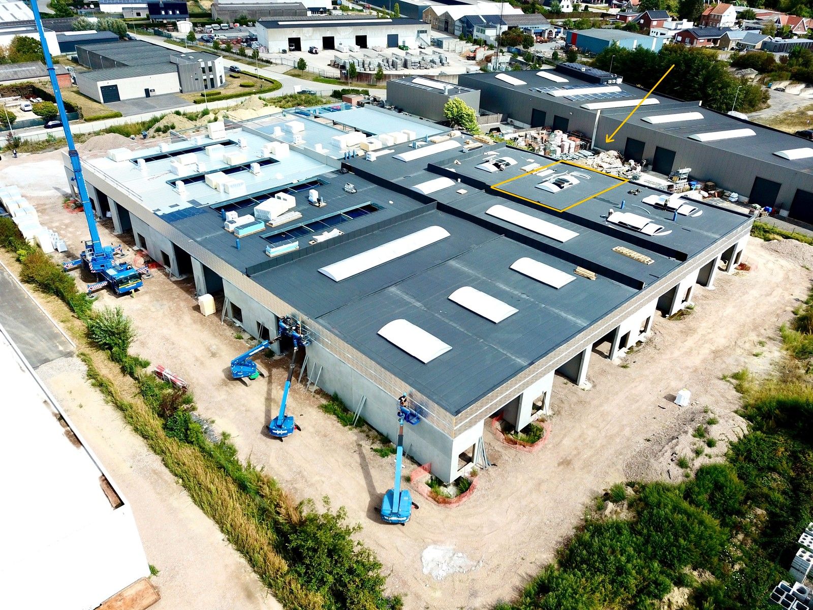NB MAGAZIJN (203m²) inclusief 1 private PARKEERPLAATS op industriezone "Schatting" te Zedelgem foto {{pictureIndex}}