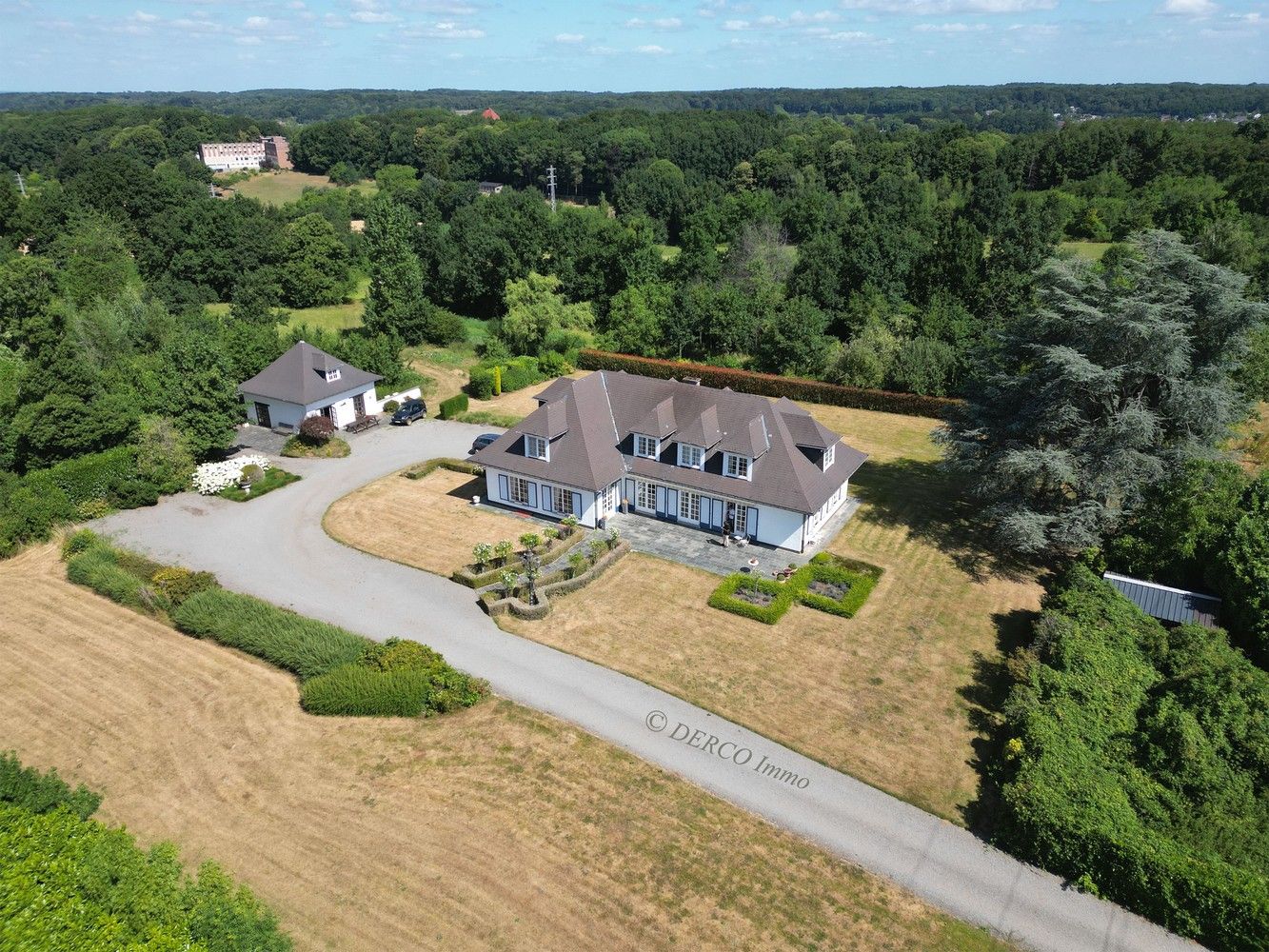 Hoofdfoto van de publicatie: discreet achterin gelegen villa, uitzonderlijk rustig op 6,10 hectare