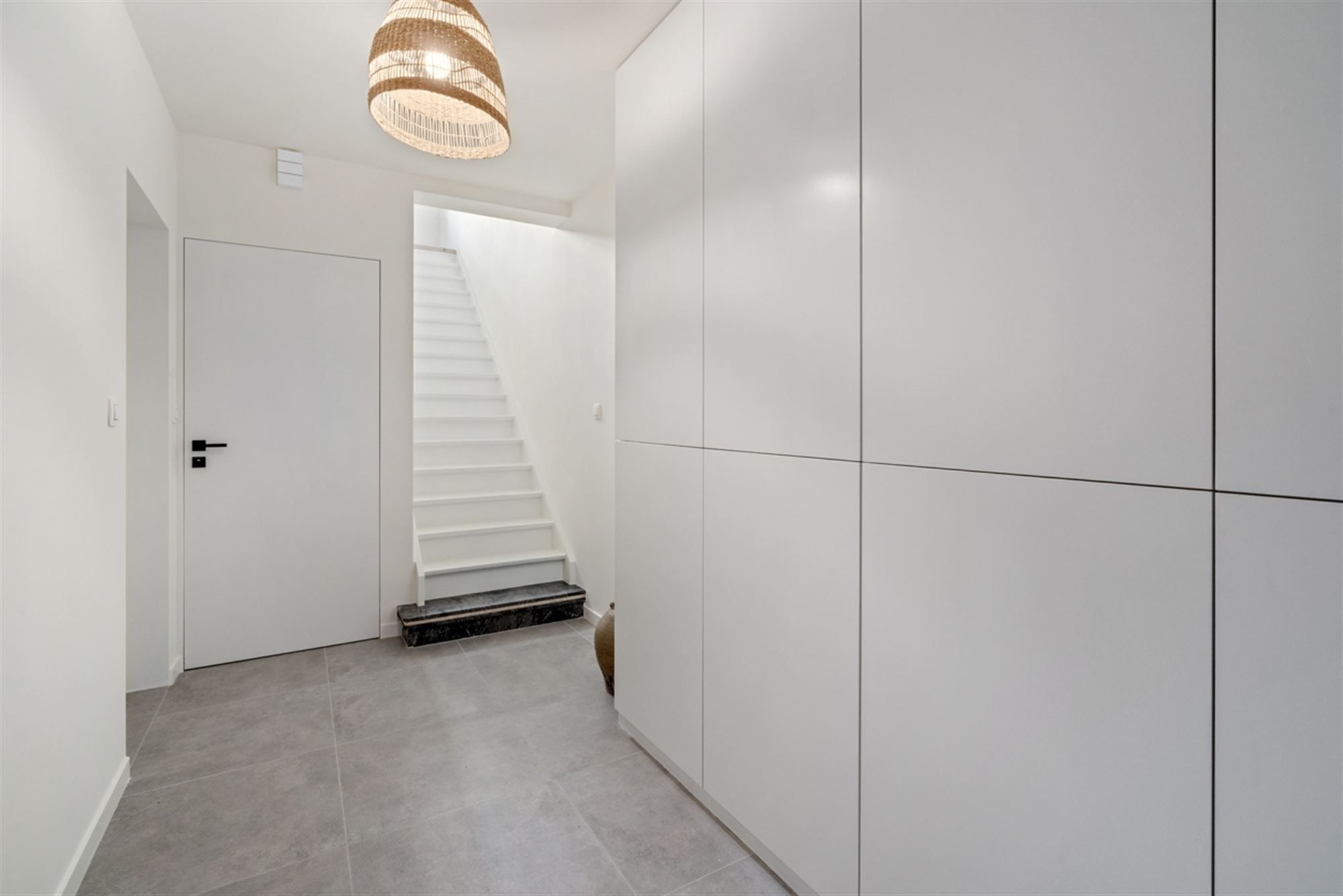 Stijlvolle, volledig gerenoveerde, INSTAPKLARE / WOONKLARE WONING (HOB) met 3 slaapkamers, 2 badkamers en garage op 756 m² foto 4