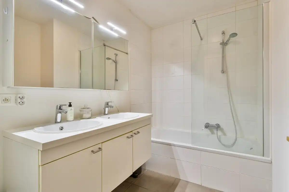 VERKOCHT - Energiezuinig 3 slaapkamer appartement met zonnig terras en tuin. foto 12