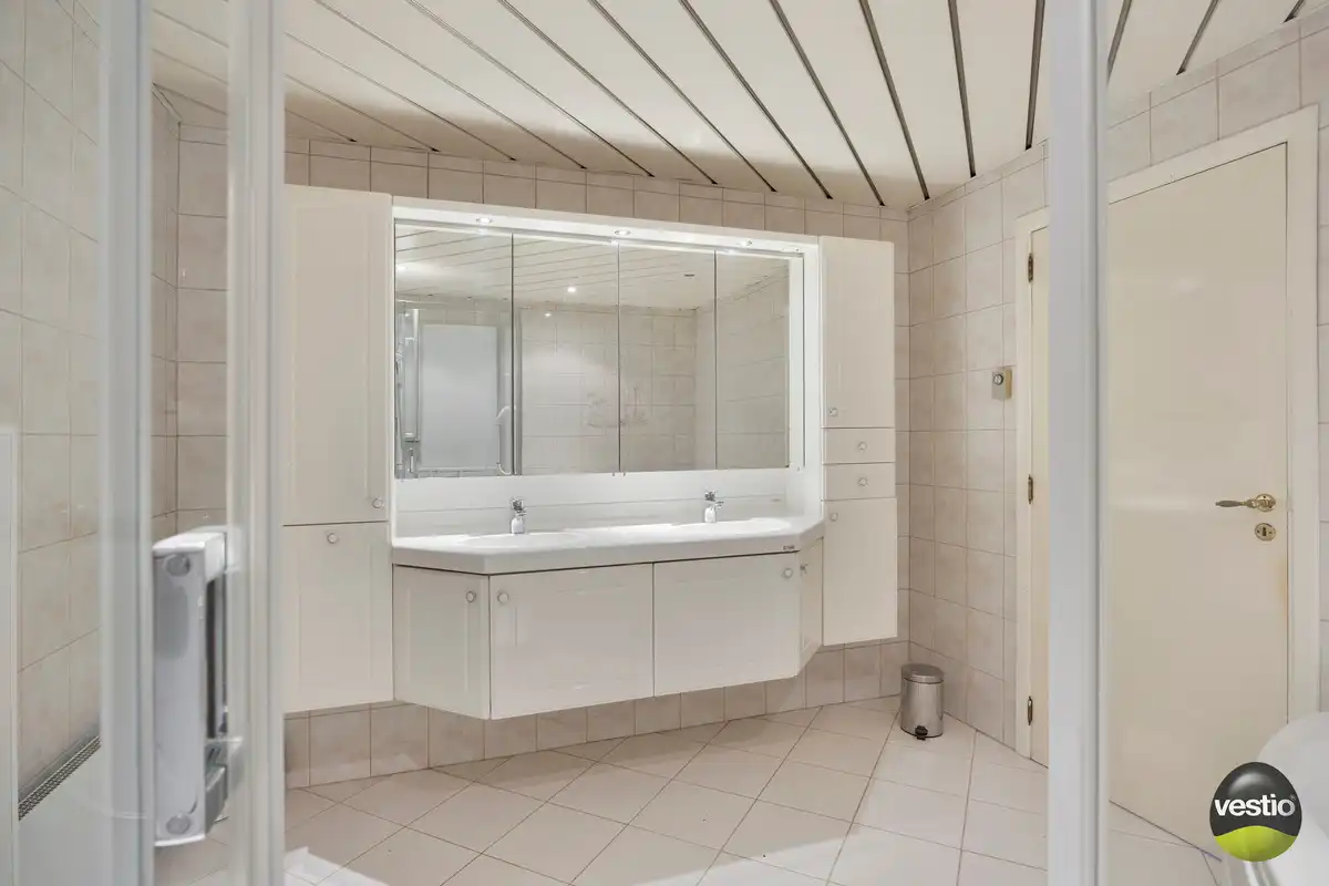 RUSTIG GELEGEN TIJDLOZE WONING MET 4 SLK EN RUIME TUIN. foto 28
