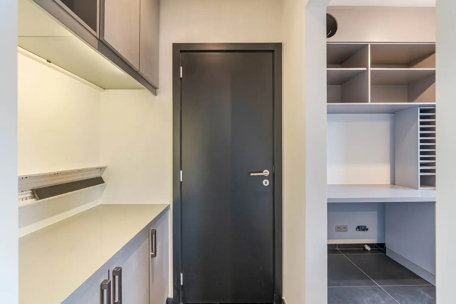 Recente, polyvalente en lichtrijke handelsruimte met 3 private autostaanplaatsen op een commercieel gunstige ligging te Kessel-Lo! foto 6