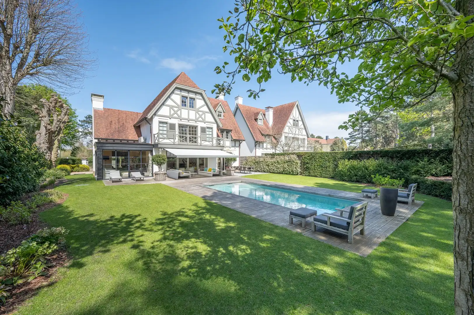 Prachtige villa met zwembad rustig gelegen in een paadje in hartje Zoute. foto {{pictureIndex}}