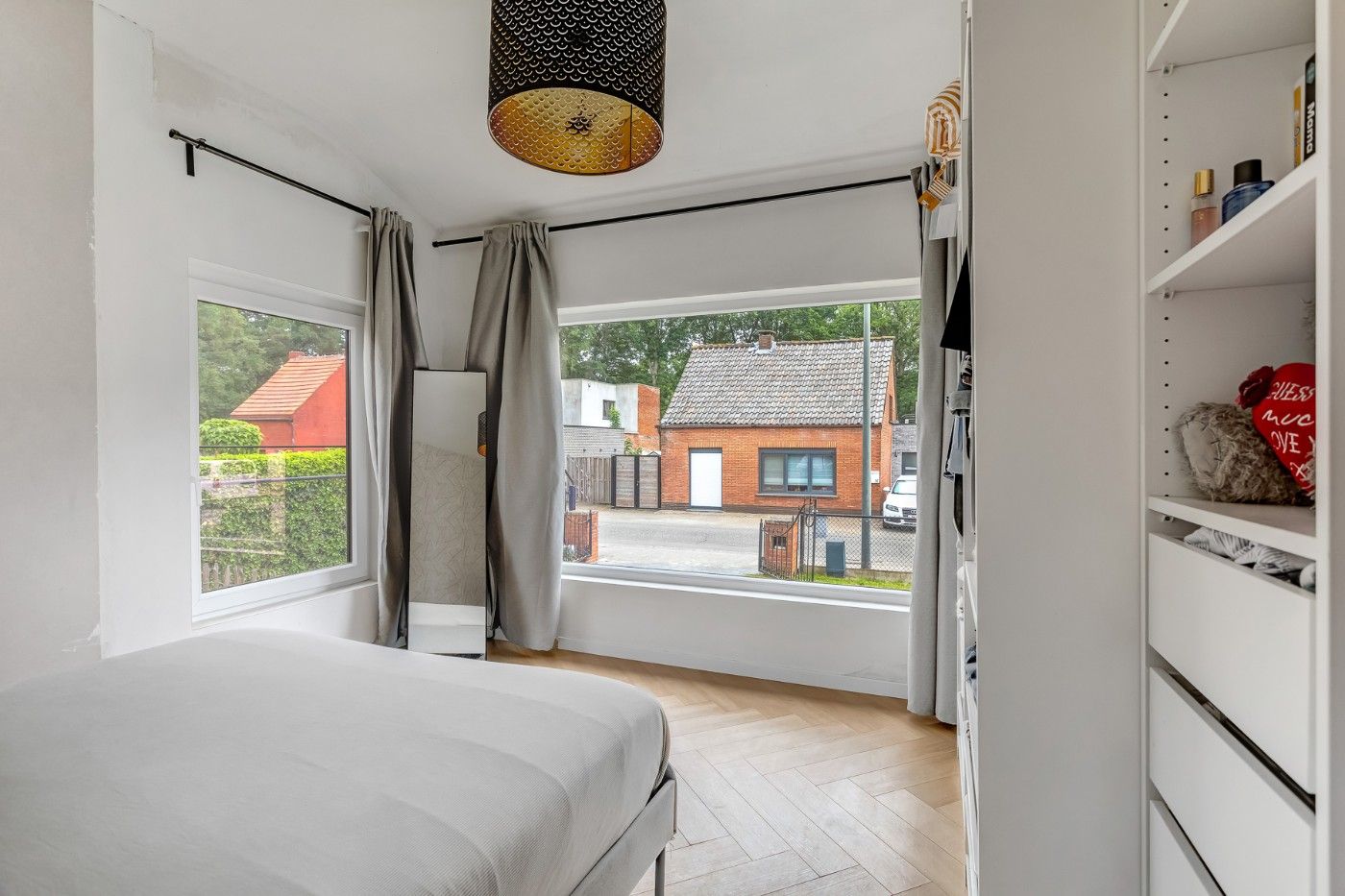 Vrijstaande, gerenoveerde woning met 2 slpk., garage, ruime souterrain, zolder en tuin foto 12