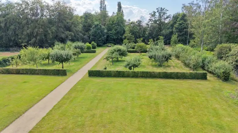 Moderne villa van 247m² op 58 are met bijgebouw-garage en zwembad foto 22