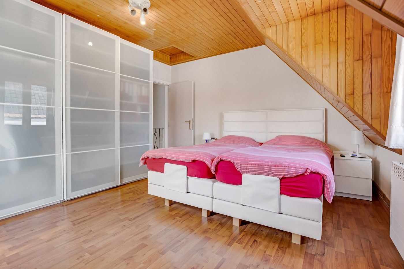 Vrijstaande, charmante woning met 3 grote slpk. en garage op 398 m² foto 16