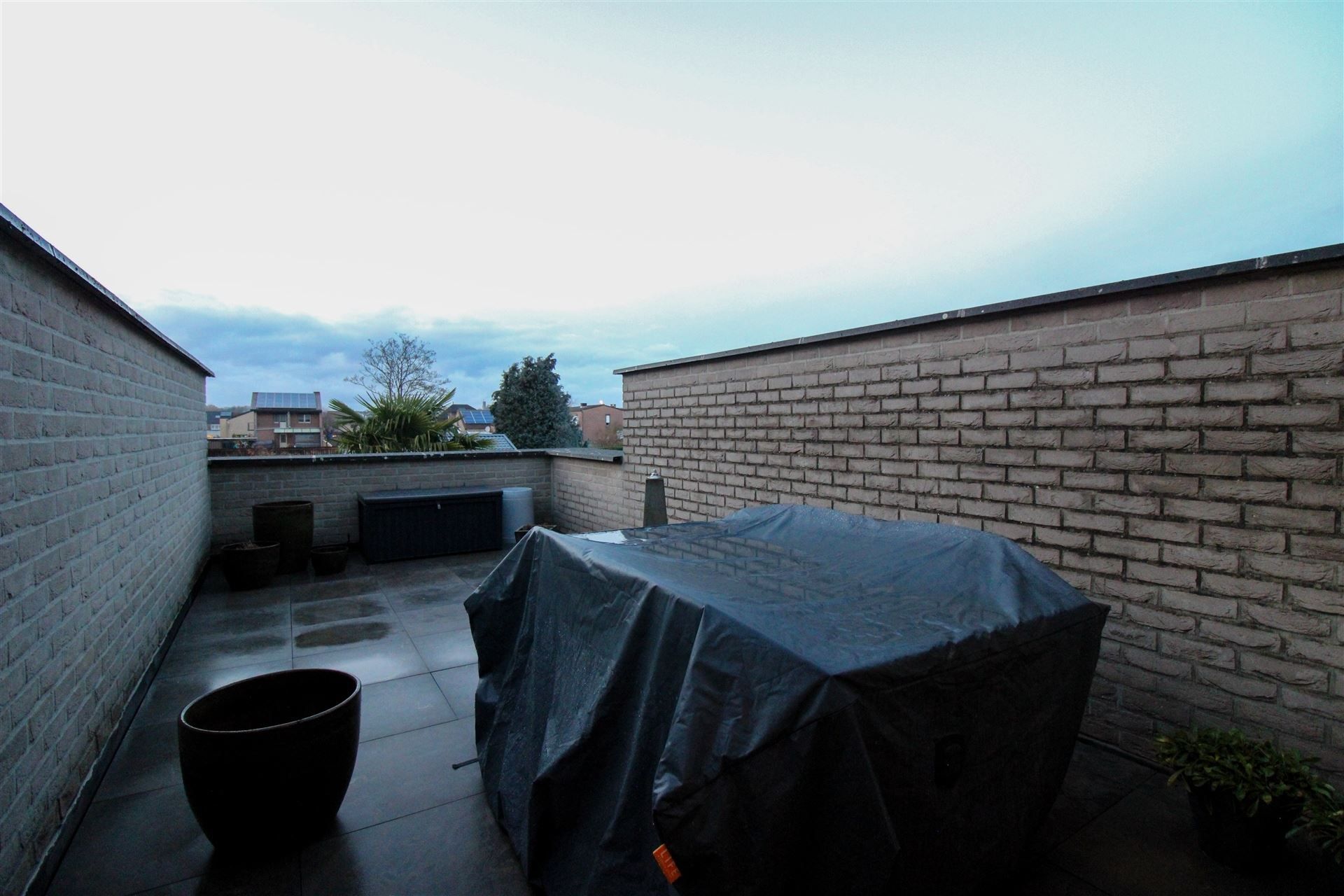 Instapklaar duplexappartement met terras, twee slaapkamers, twee parkeerplaatsen en ruime kelderberging te Maasmechelen! foto 16