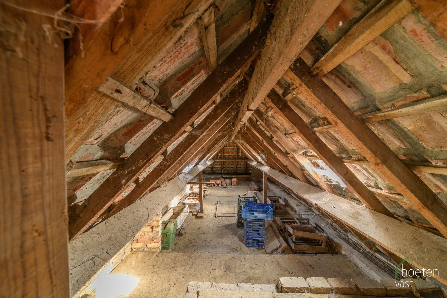 Alveringem: woonhuis op mooie centrale ligging, met een zalige diepe tuin op 834m² grondoppervlakte, renovatieproject met heel wat potentieel! foto 12