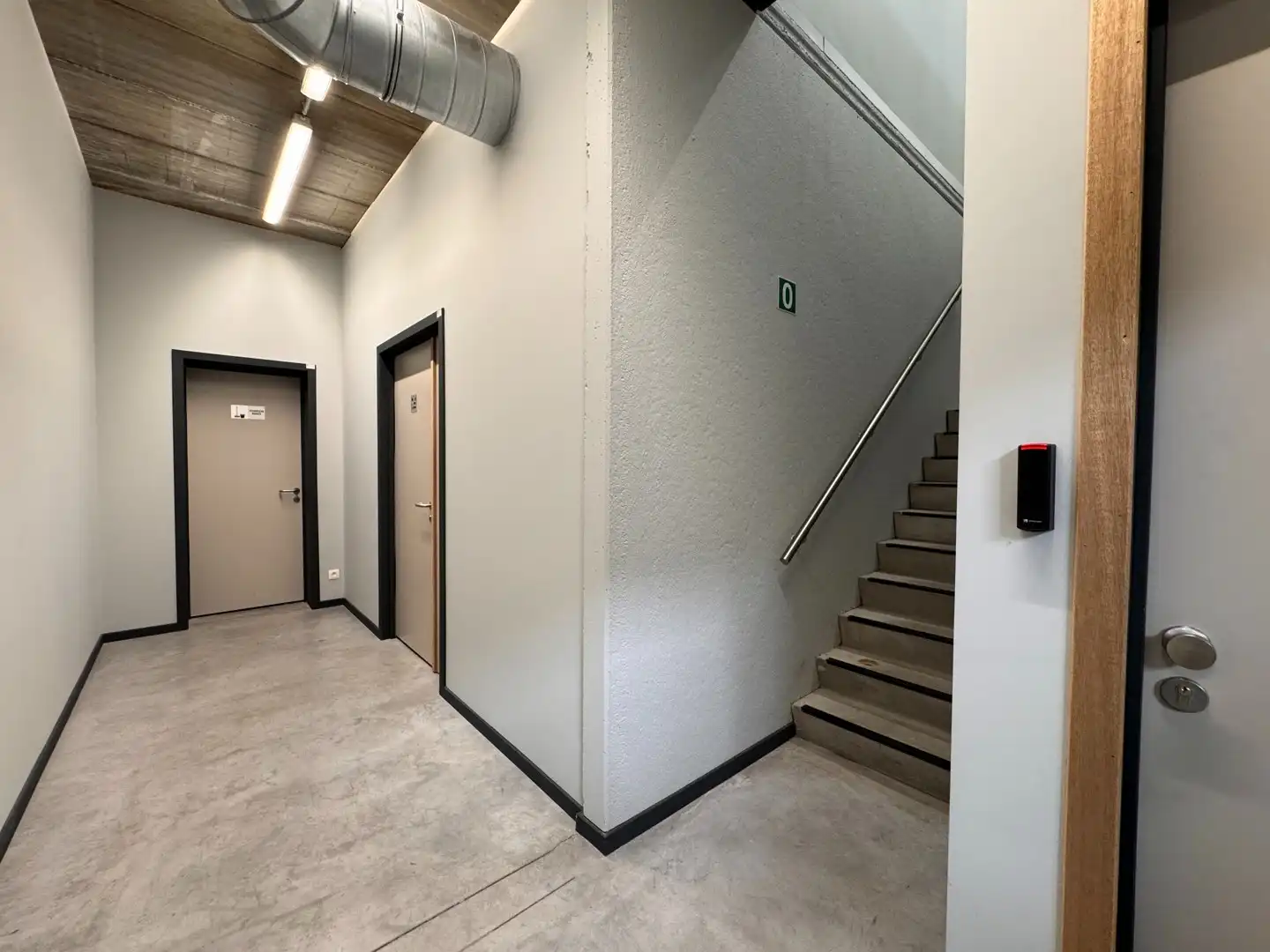 Nieuw en volledig uitgerust bedrijfsgebouw in Ieper foto 12