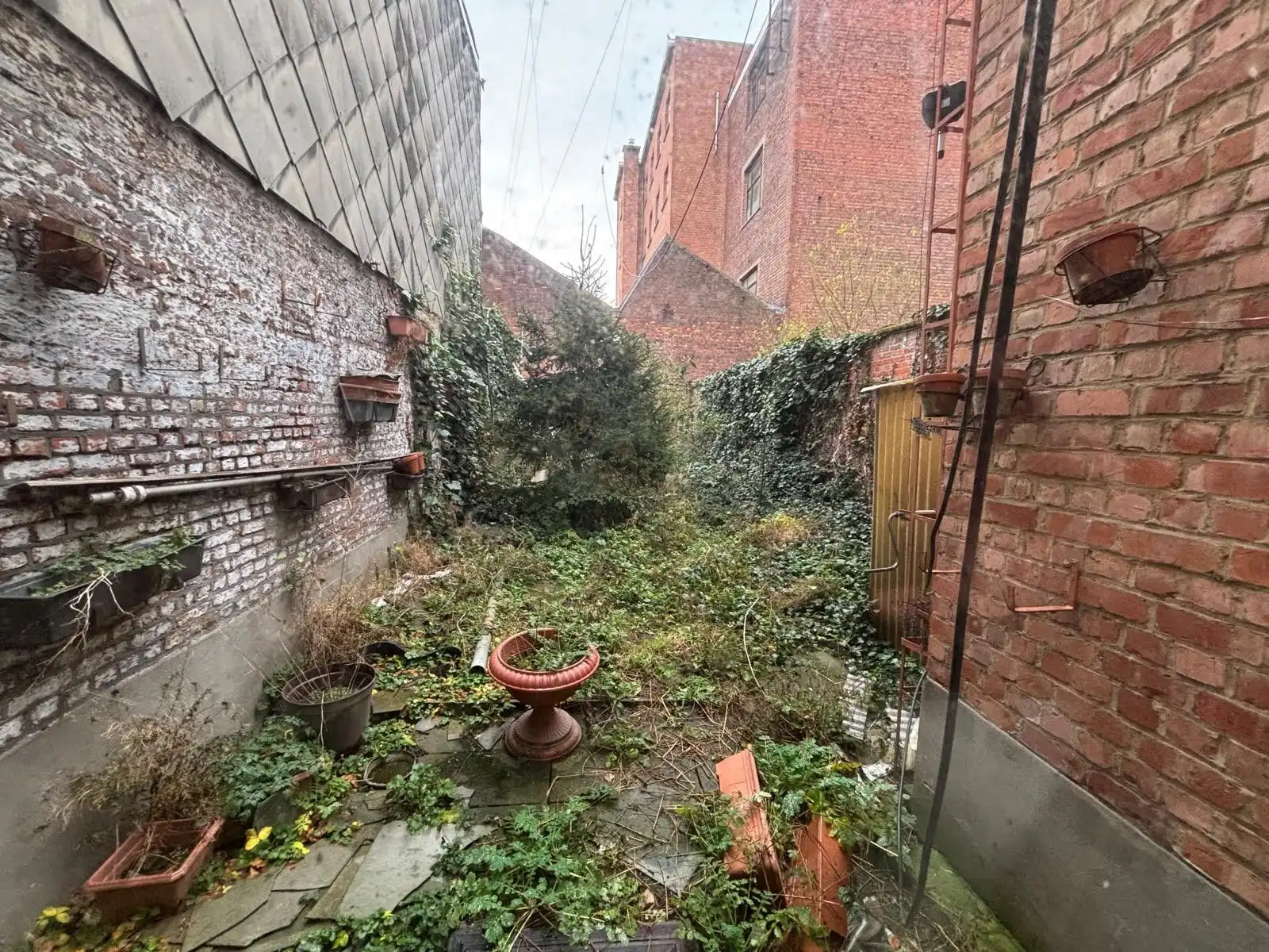 Te renoveren eengezinswoning met 2 slaapkamers en stadstuin foto 17