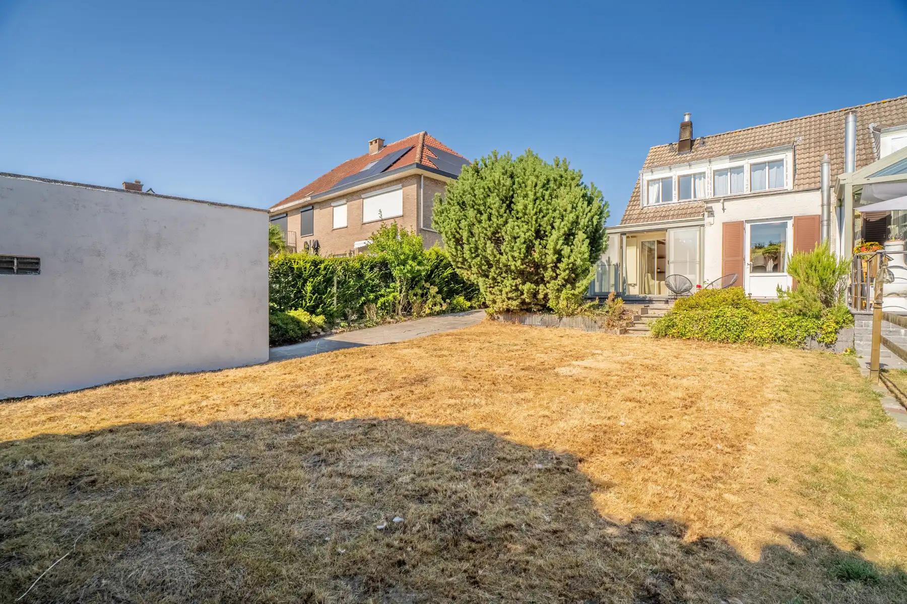 Halfopen woning met tuin, garage en oprit foto 12