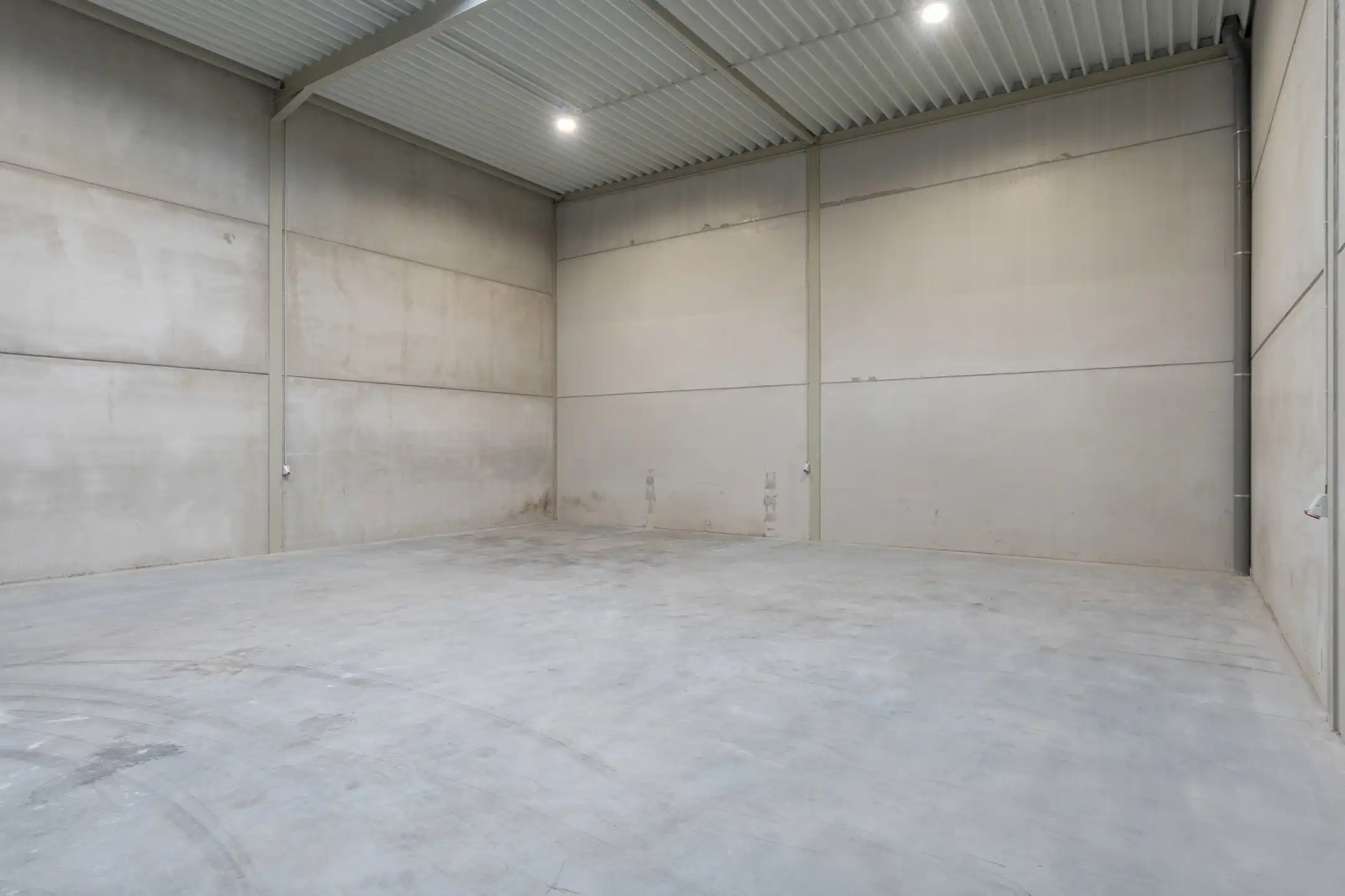 KMO-unit van 180m² met kantoorruimte en autostaanplaats foto 5