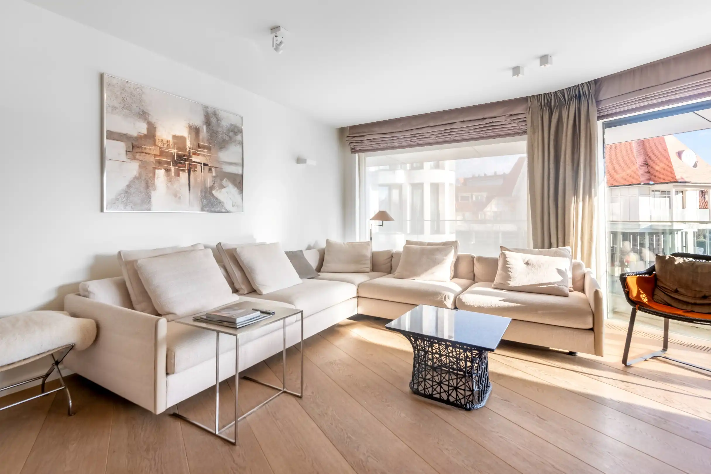 Mooi afgewerkt, gemeubeld zuidgericht app. met open zicht gelegen op de Kustlaan aan het Driehoeksplein incl. ruime box in het Yzerpark.  foto 3