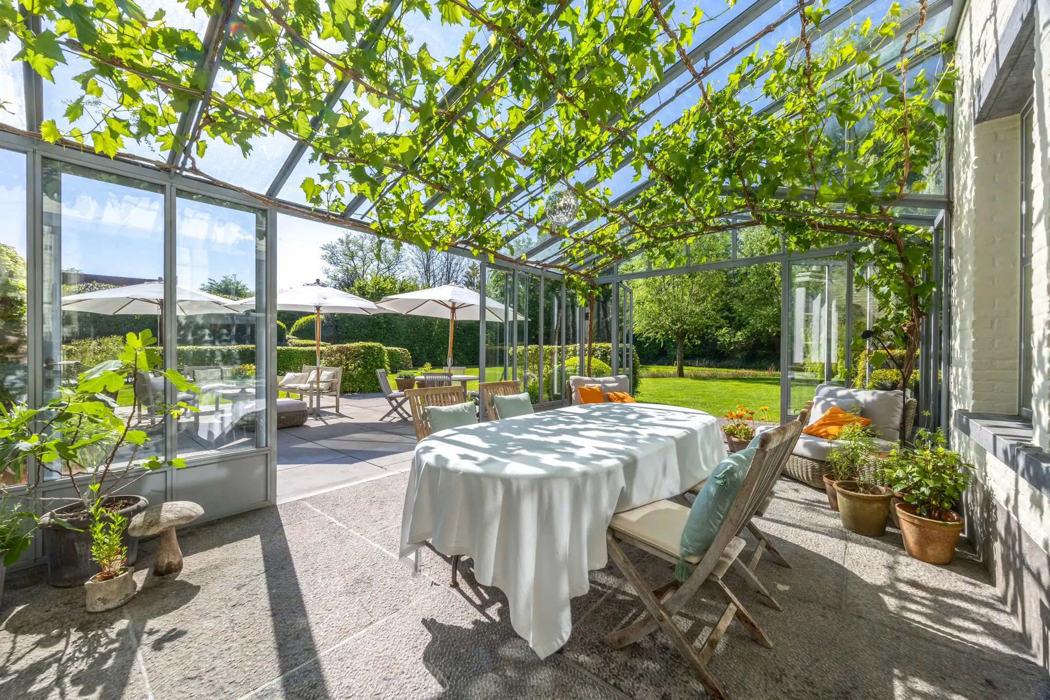 Statige luxevilla op royaal perceel van 3.877 m² met zwembad foto 18