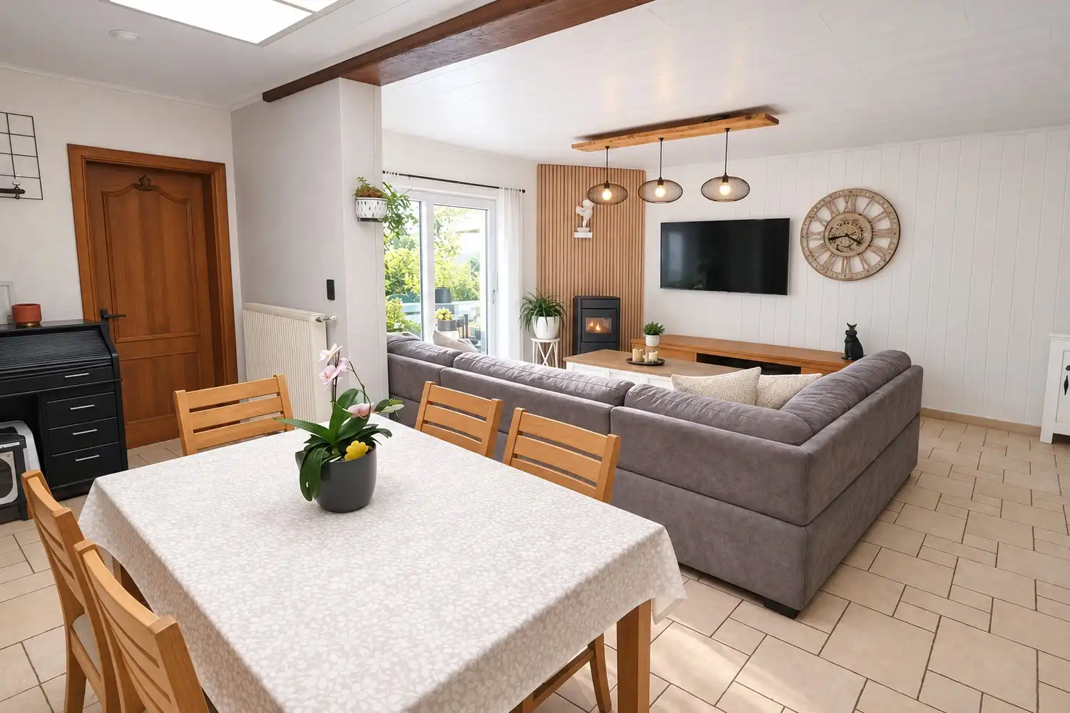Hoofdfoto van de publicatie: Instapklare woning met 3 slpks, zuidgerichte tuin en dubbele garage nabij de Spuikom