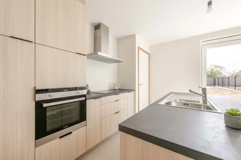 Prachtige, verrassend ruime nieuwbouwwoning met 3 slaapkamers én inpandige garage te koop in Dentergem! foto 8