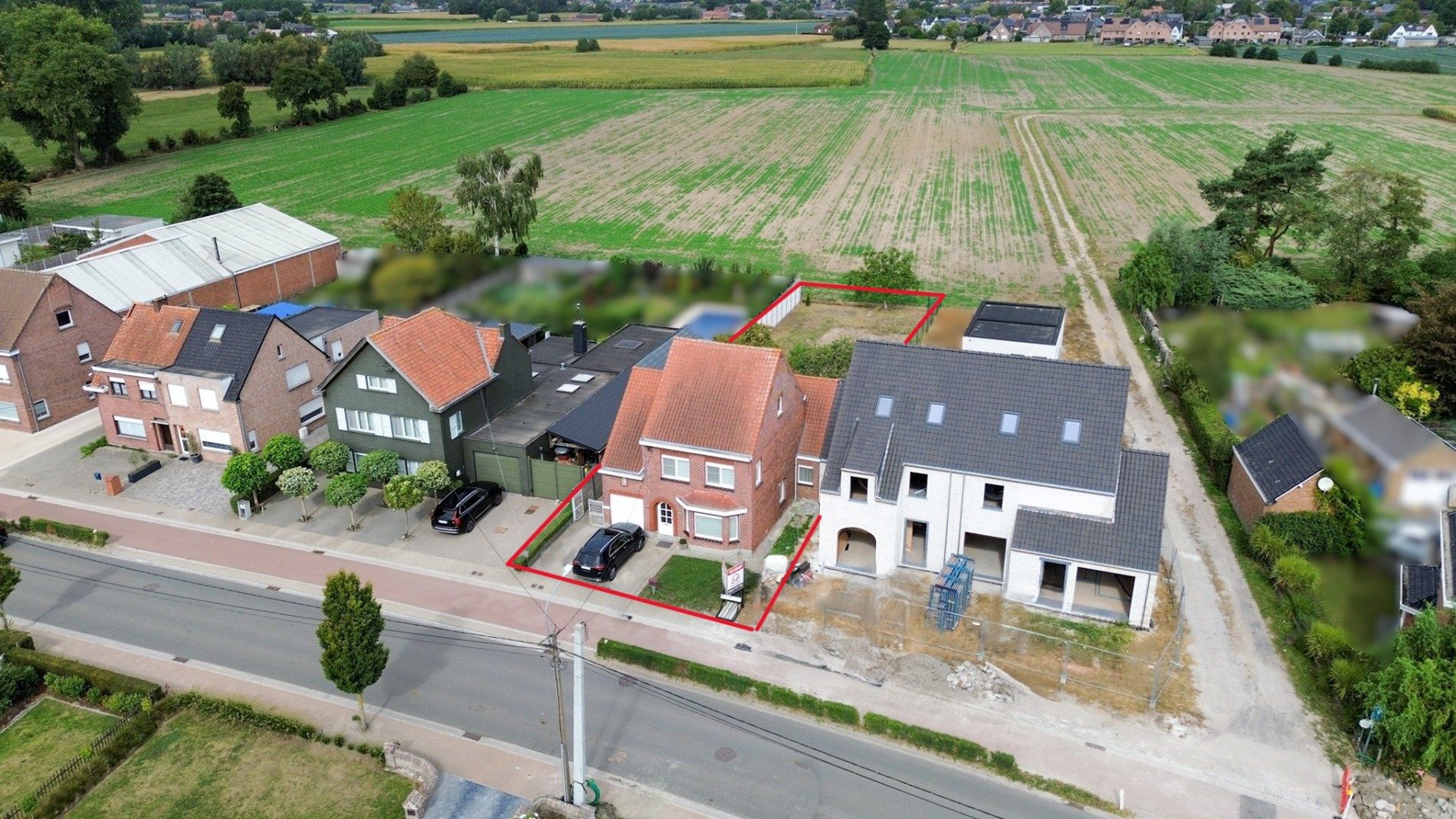 Hoofdfoto van de publicatie: Woning met landelijk zicht, 3/4 slpk, garage, diepe tuin, potentieel!