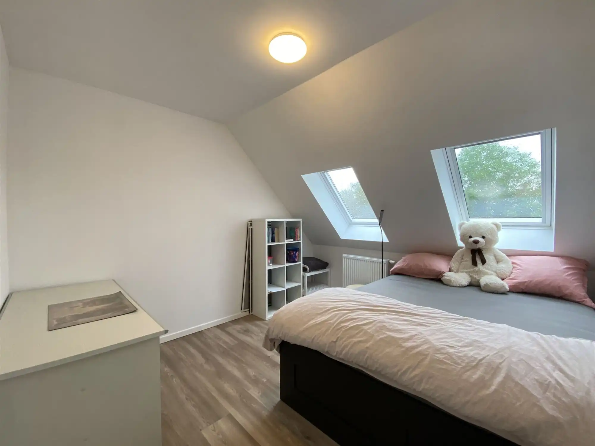 Knappe en ruime bel-etage met 3 slaapkamers, grote garage en tuin. foto 14
