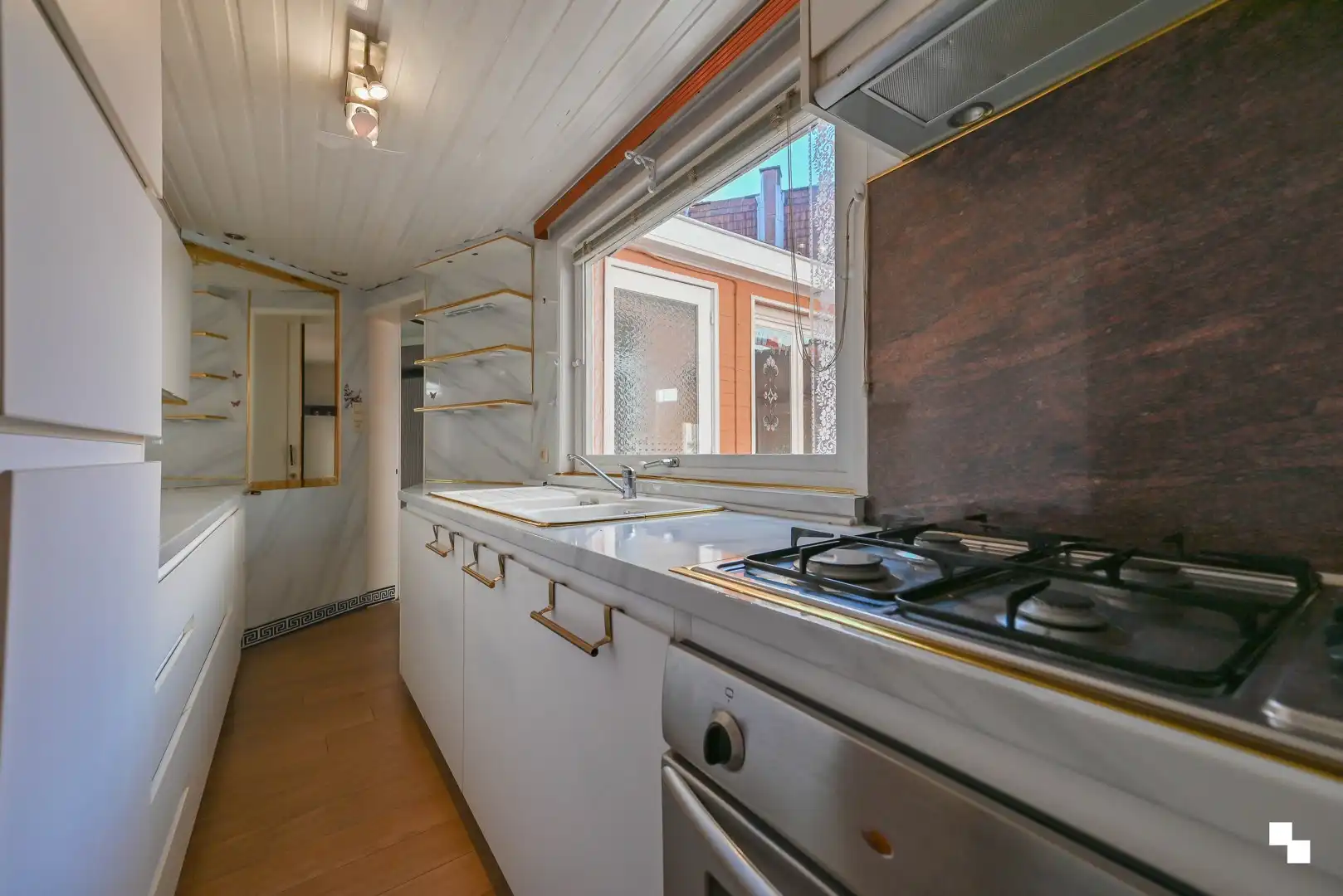 Knusse rijwoning nabij centrum Izegem foto 11